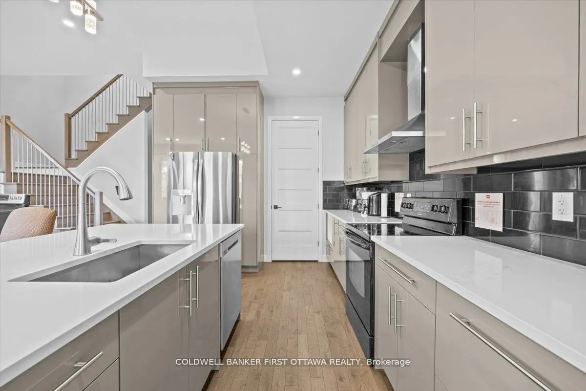 562 QUEEN MARY Street