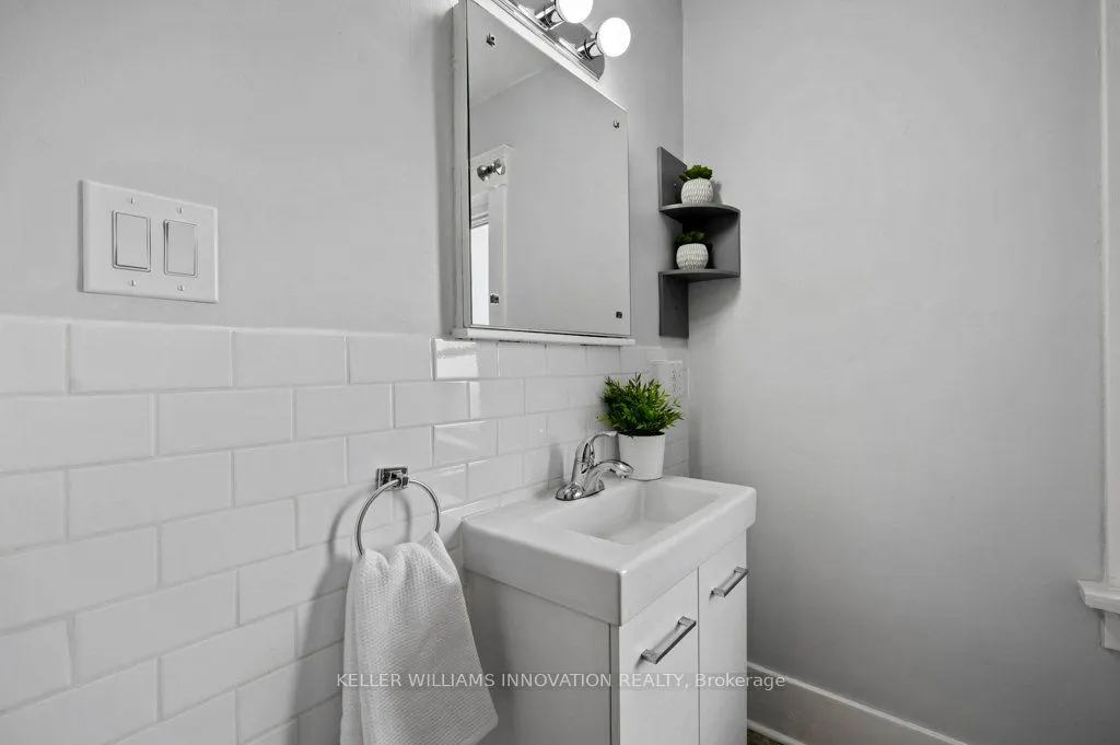 34 Stirling Avenue N