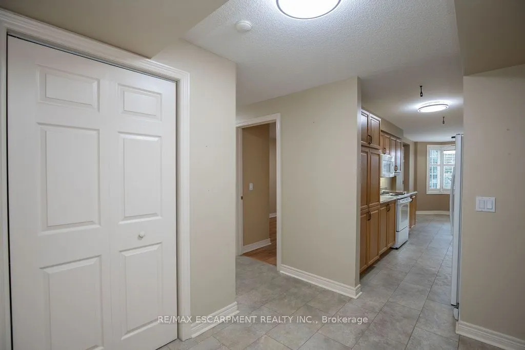 990 Golf Links Road, #202