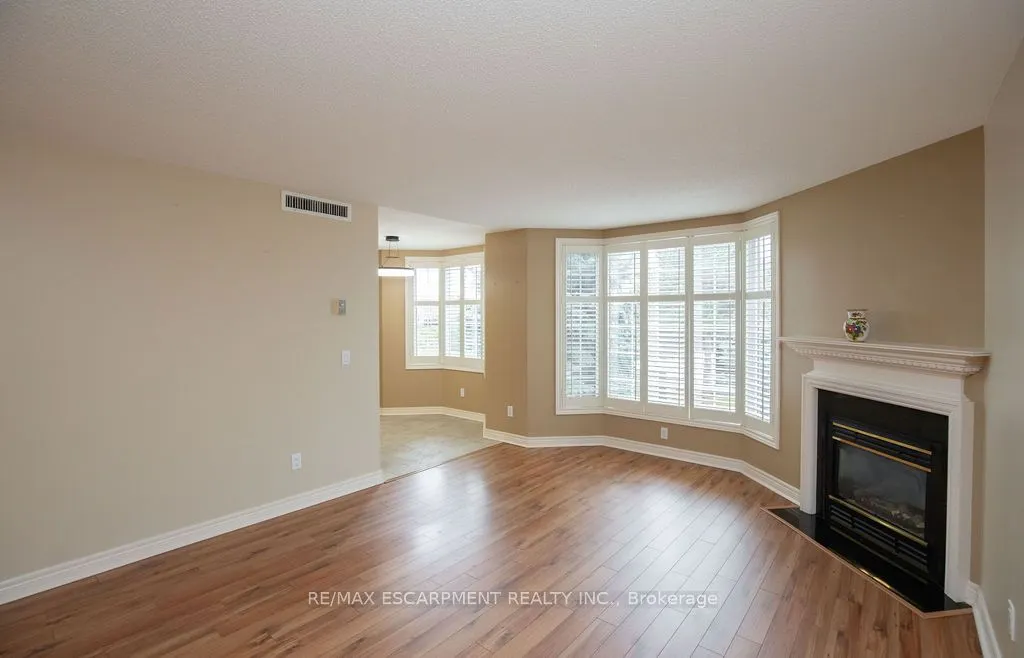 990 Golf Links Road, #202