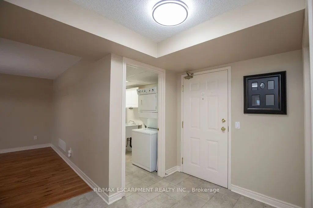 990 Golf Links Road, #202