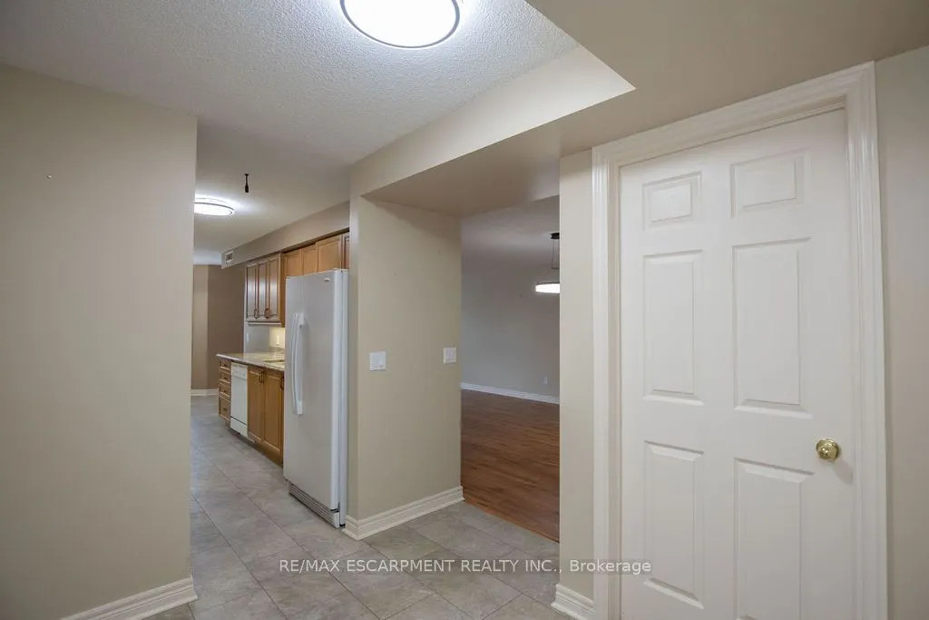 990 Golf Links Road, #202