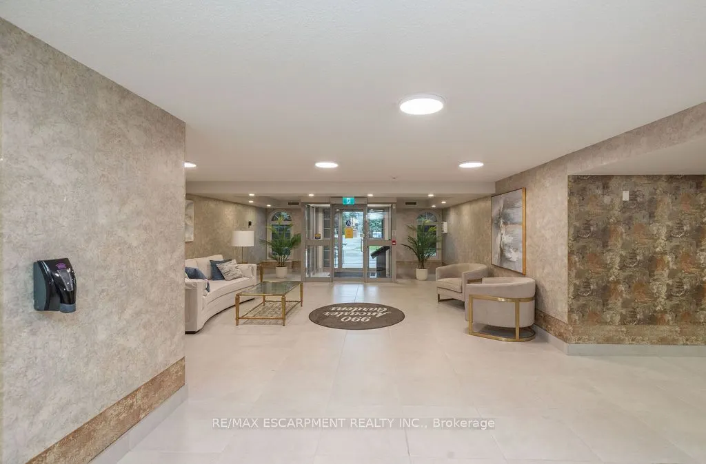 990 Golf Links Road, #202