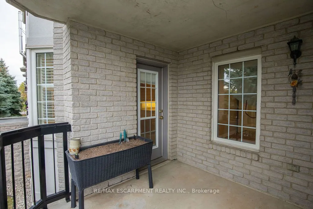 990 Golf Links Road, #202