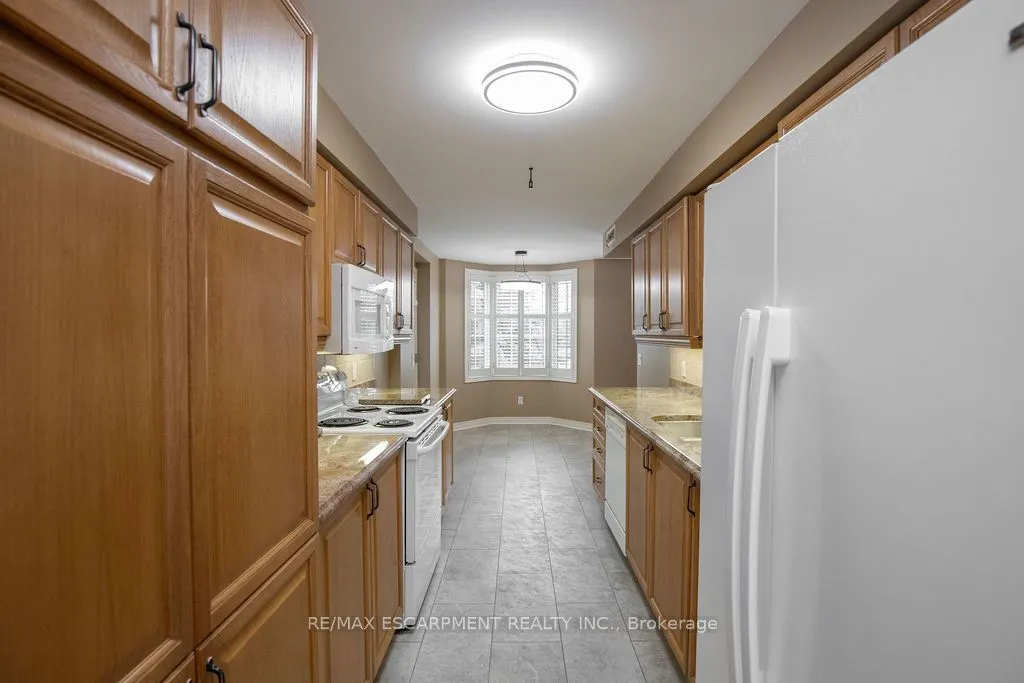 990 Golf Links Road, #202