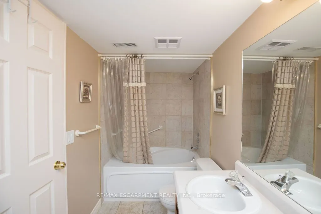 990 Golf Links Road, #202