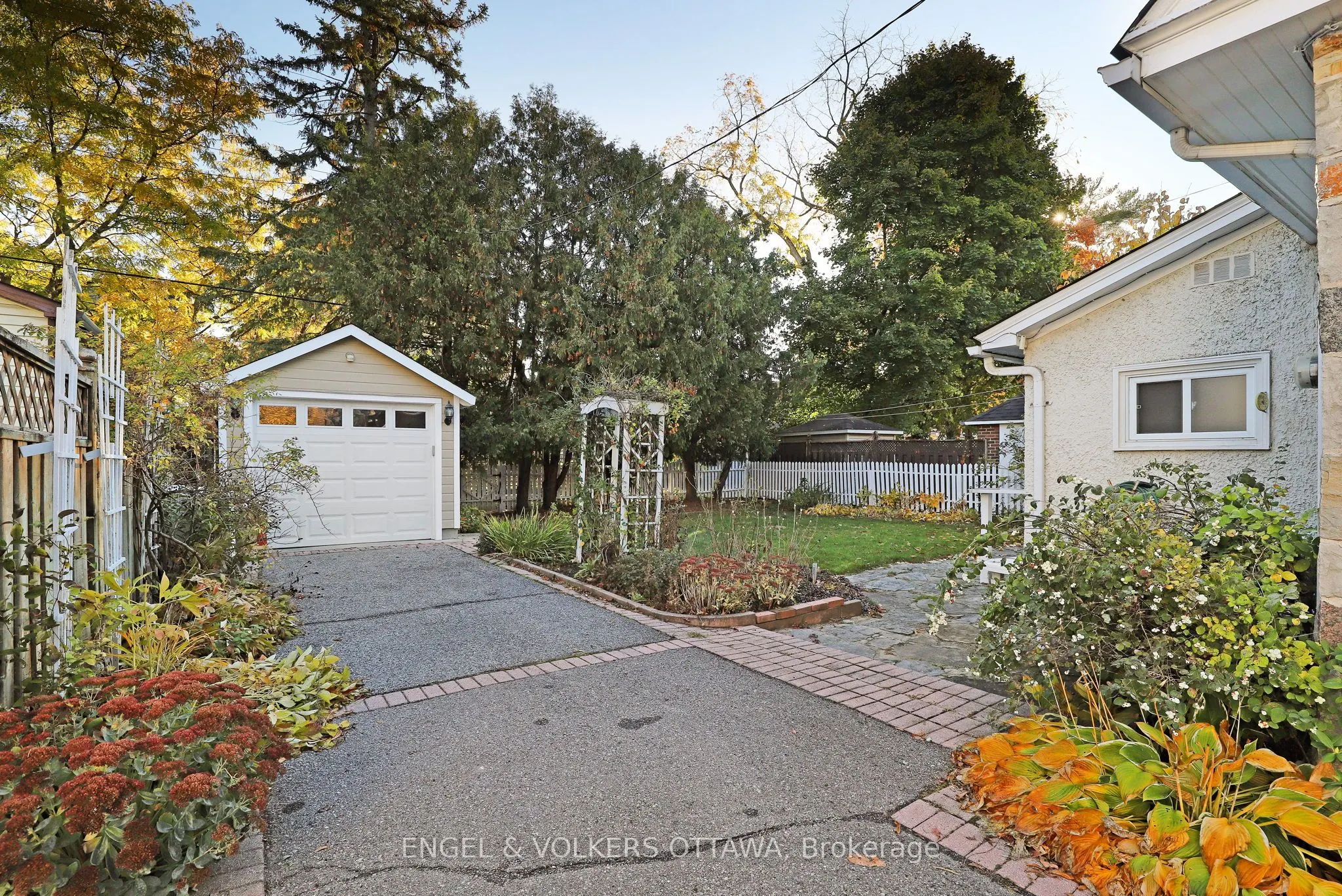 513 Island Park Drive S