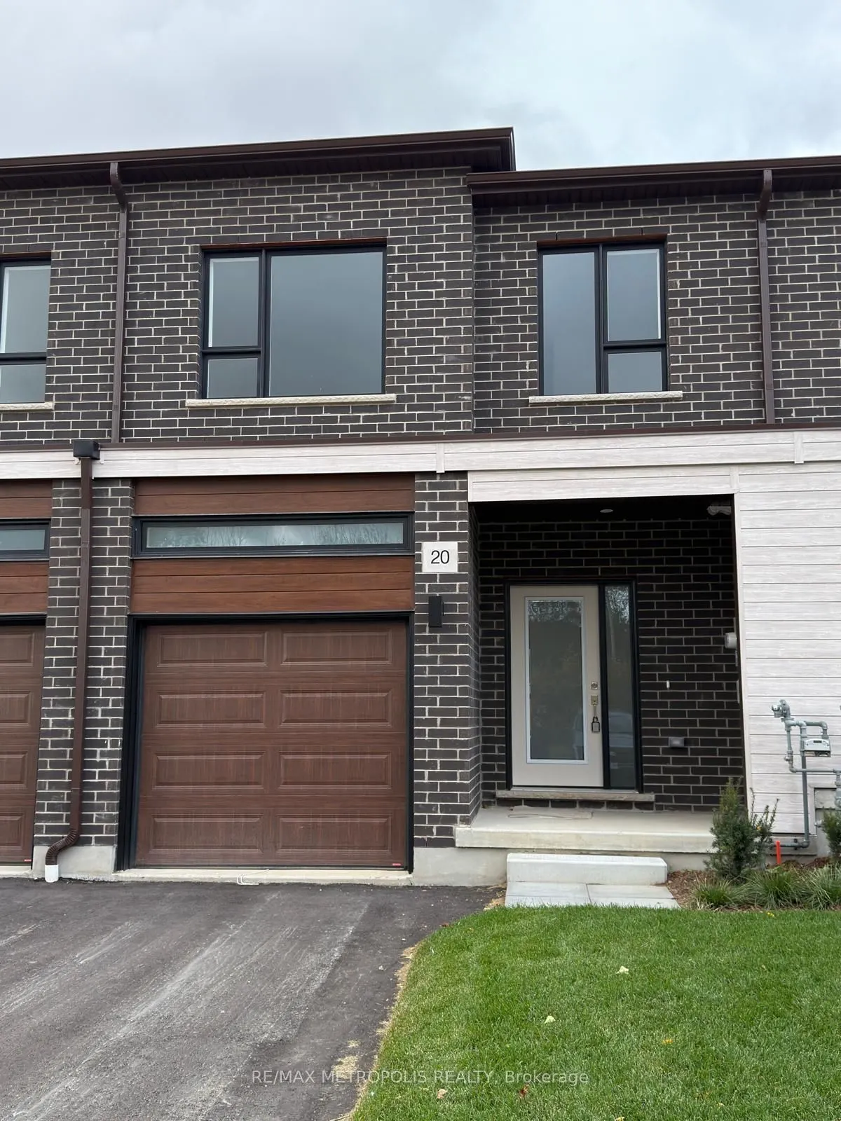 20 OAK FOREST Common