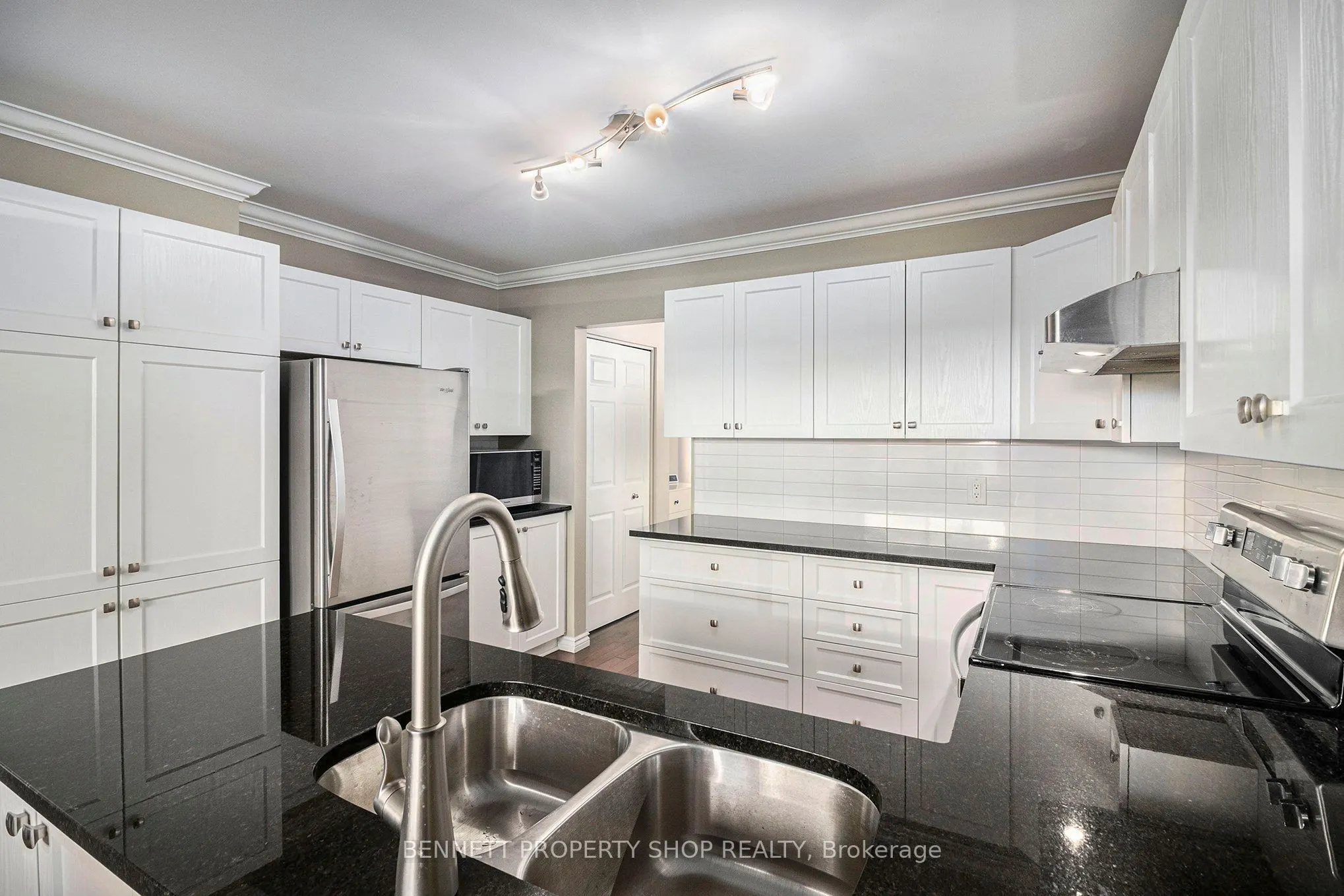 1865 Leclair Crescent