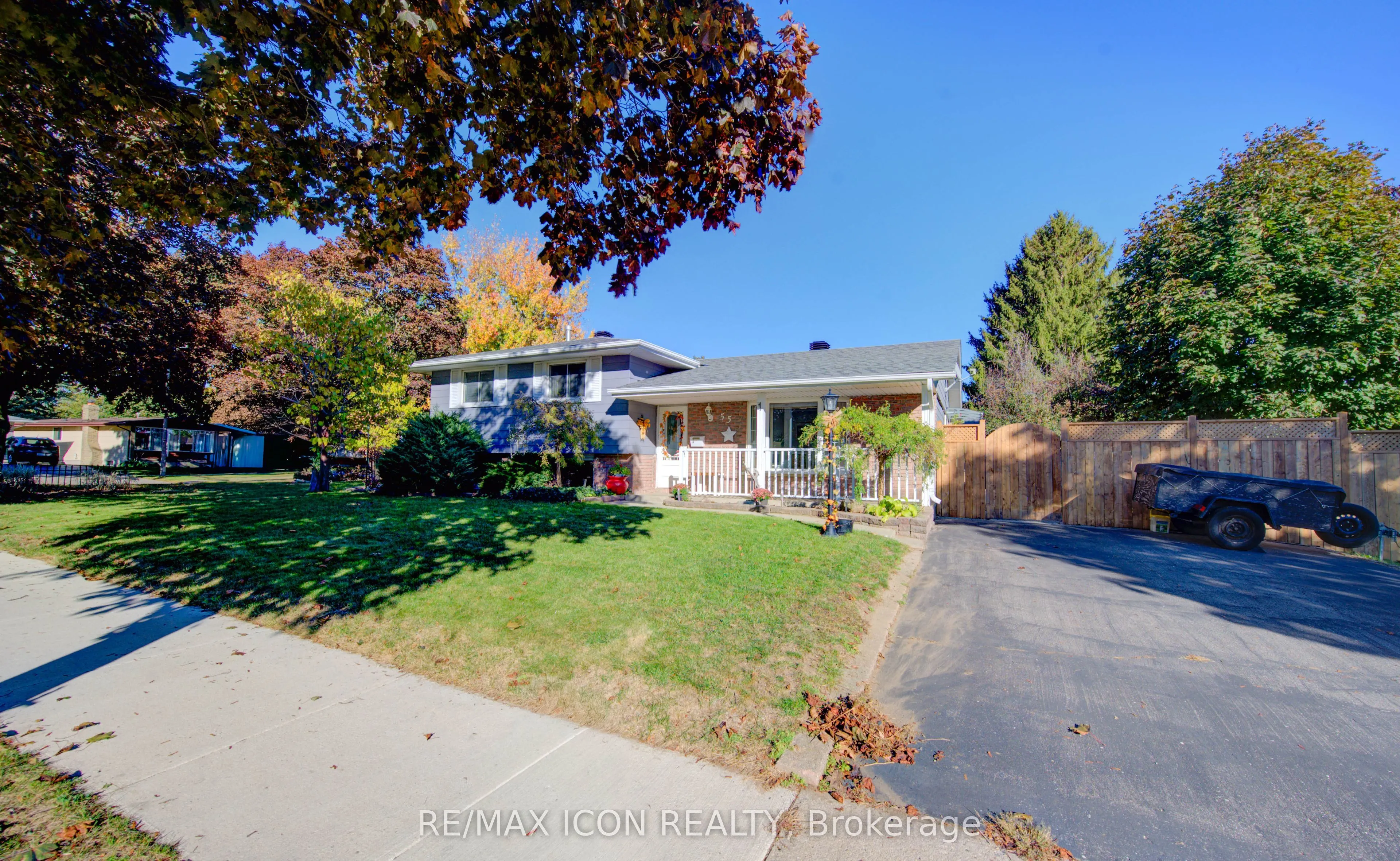 55 GRACEFIELD Crescent