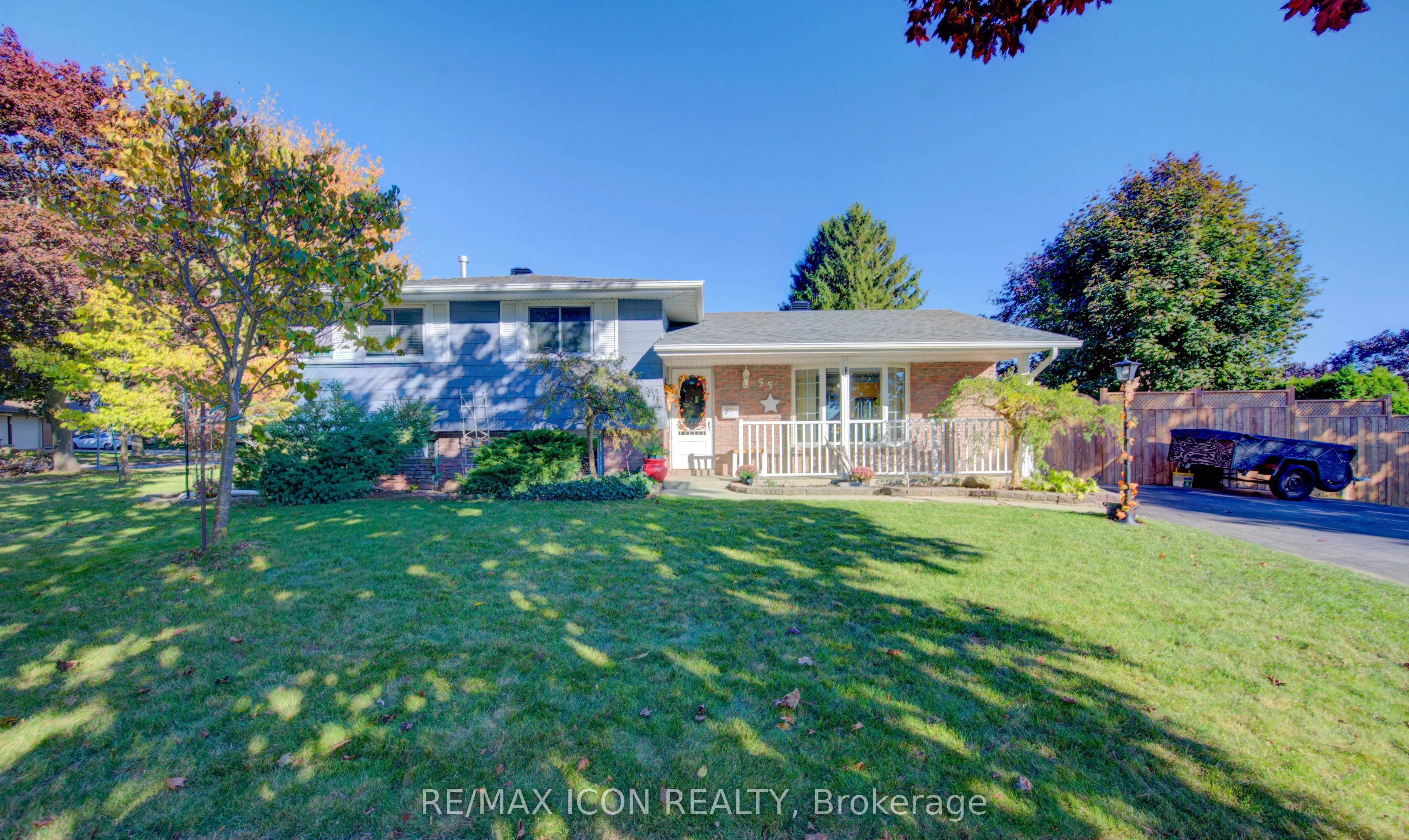 55 GRACEFIELD Crescent