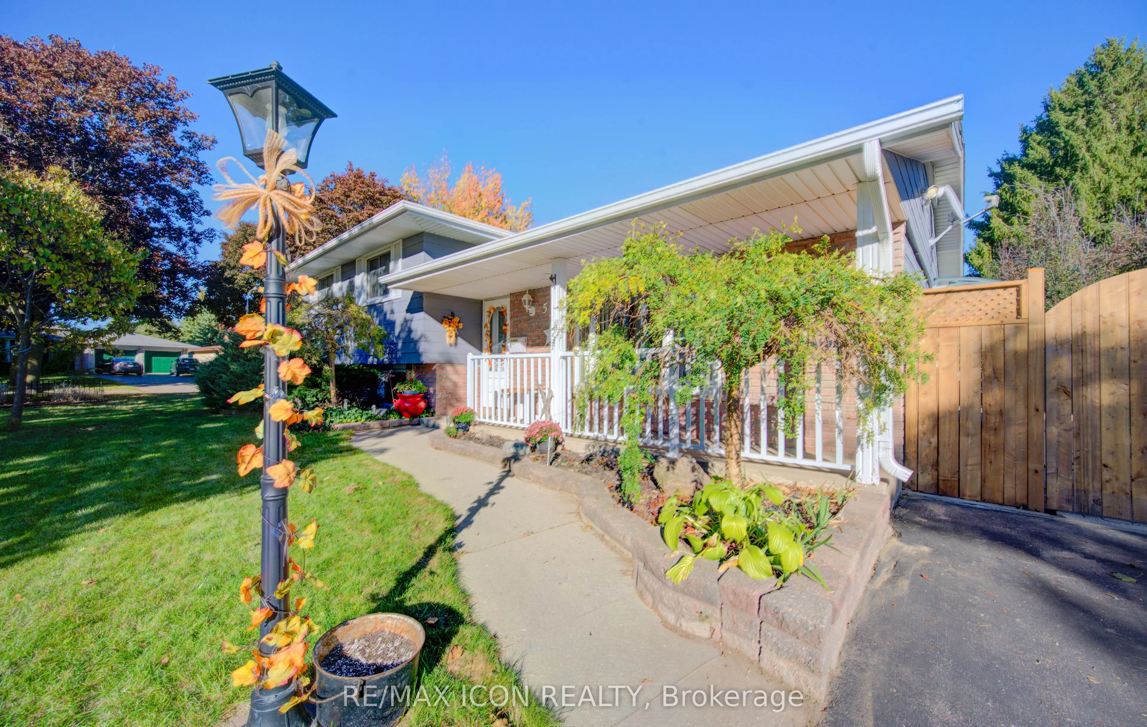 55 GRACEFIELD Crescent