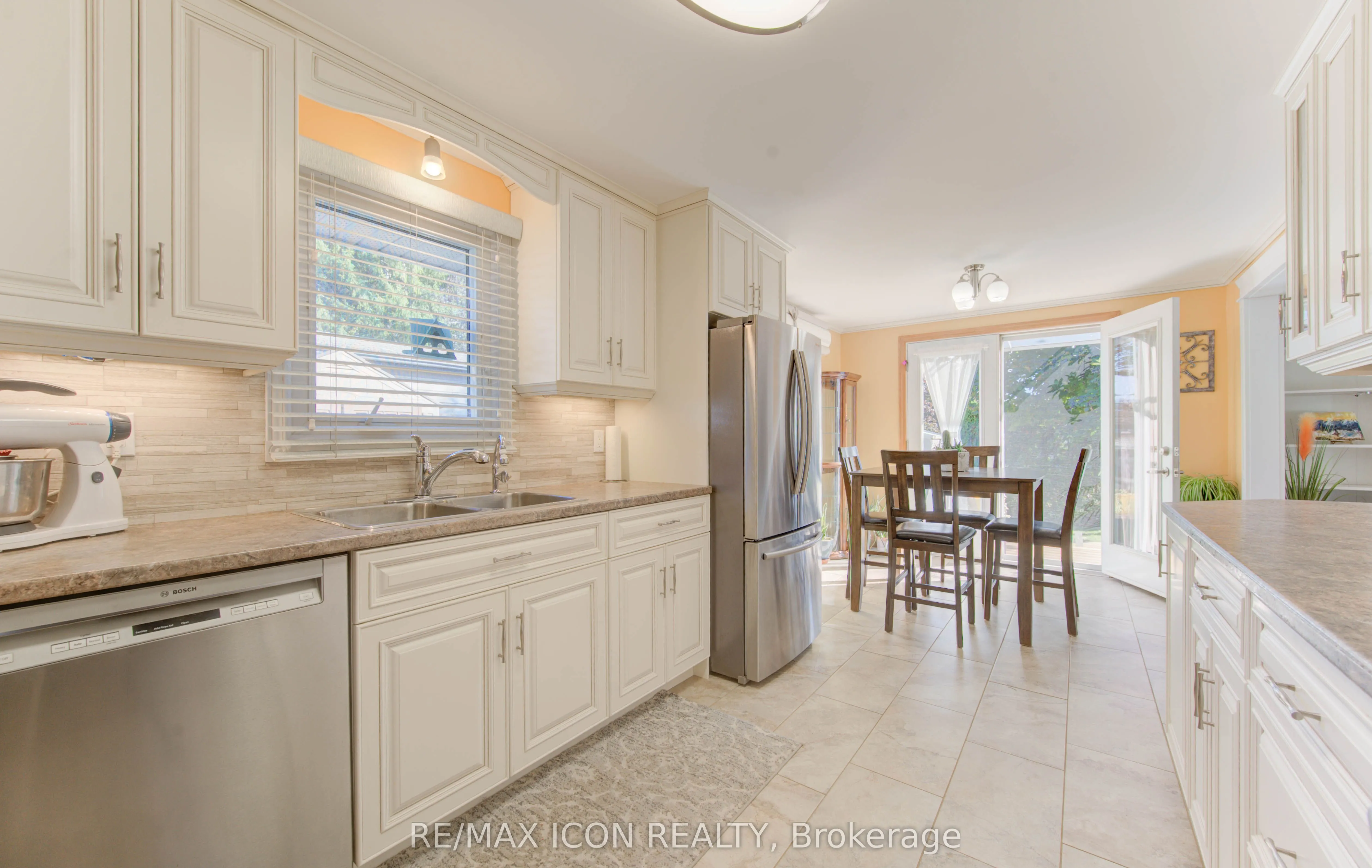 55 GRACEFIELD Crescent