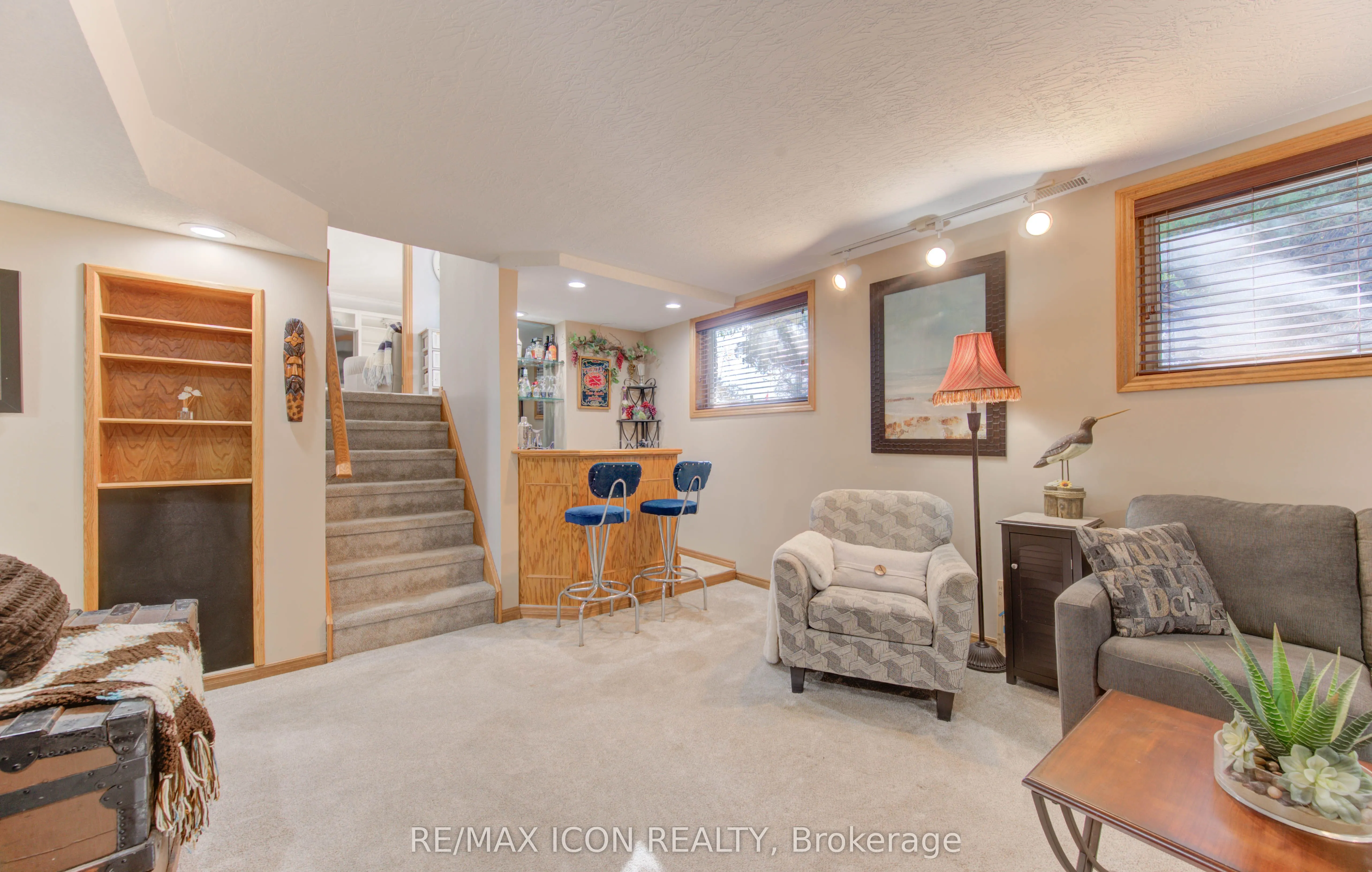 55 GRACEFIELD Crescent