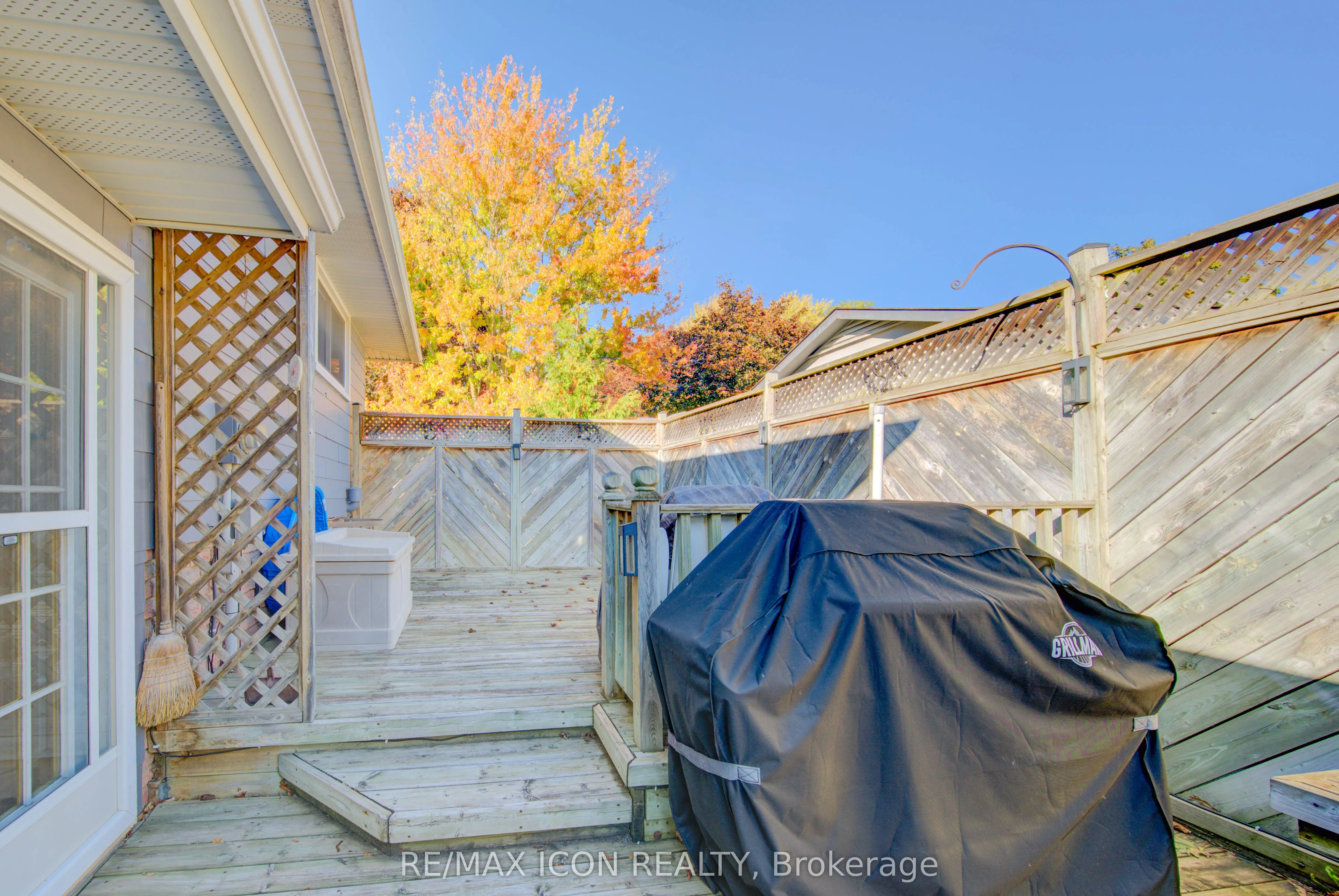 55 GRACEFIELD Crescent