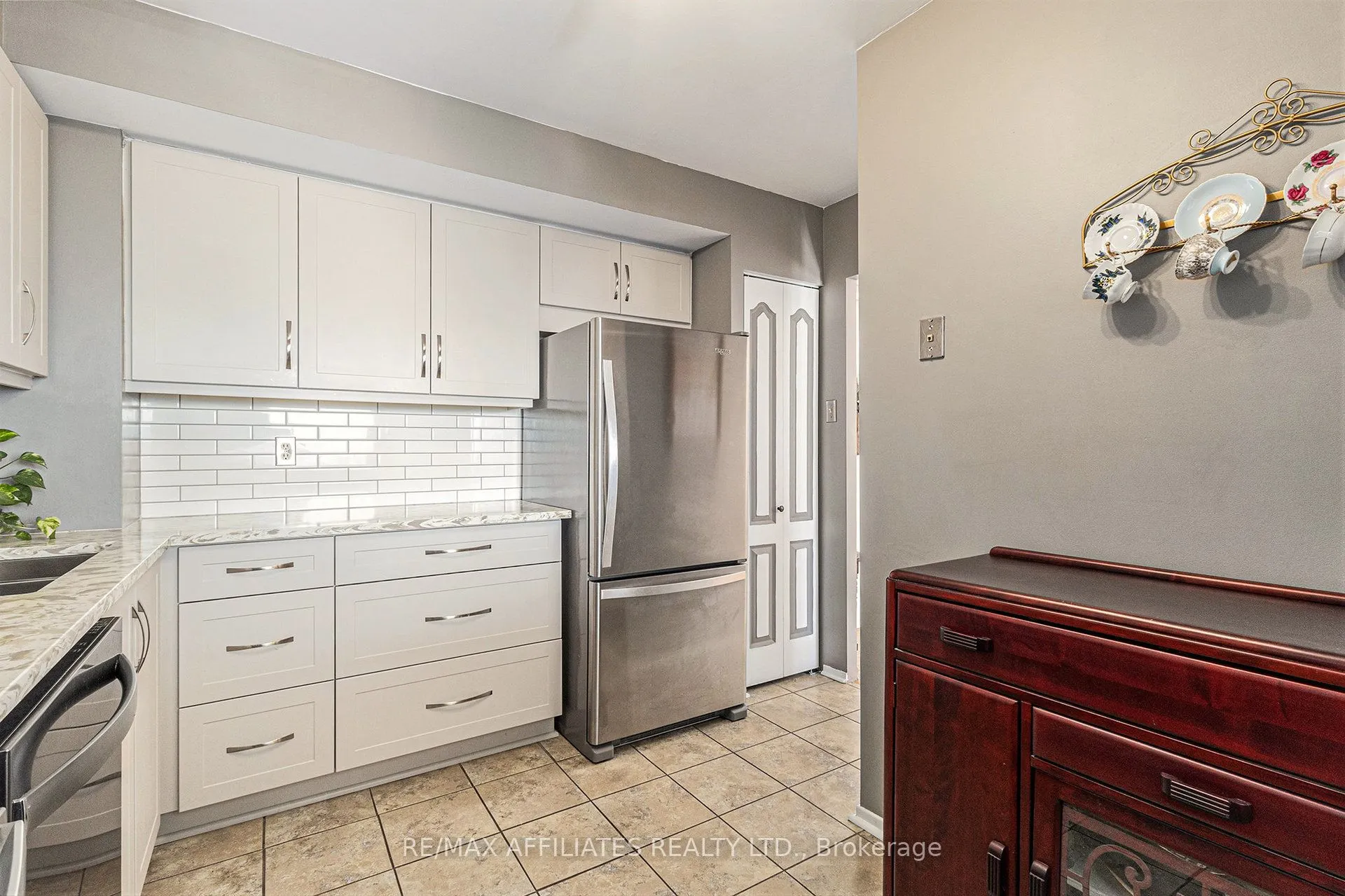 2760 Carousel Crescent, #407