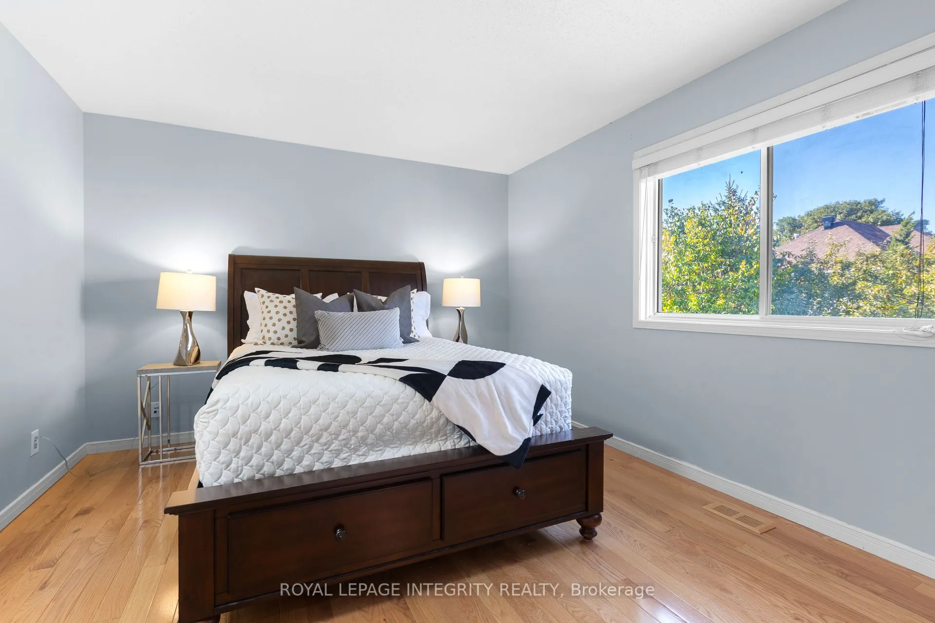 11 Royal Field Crescent