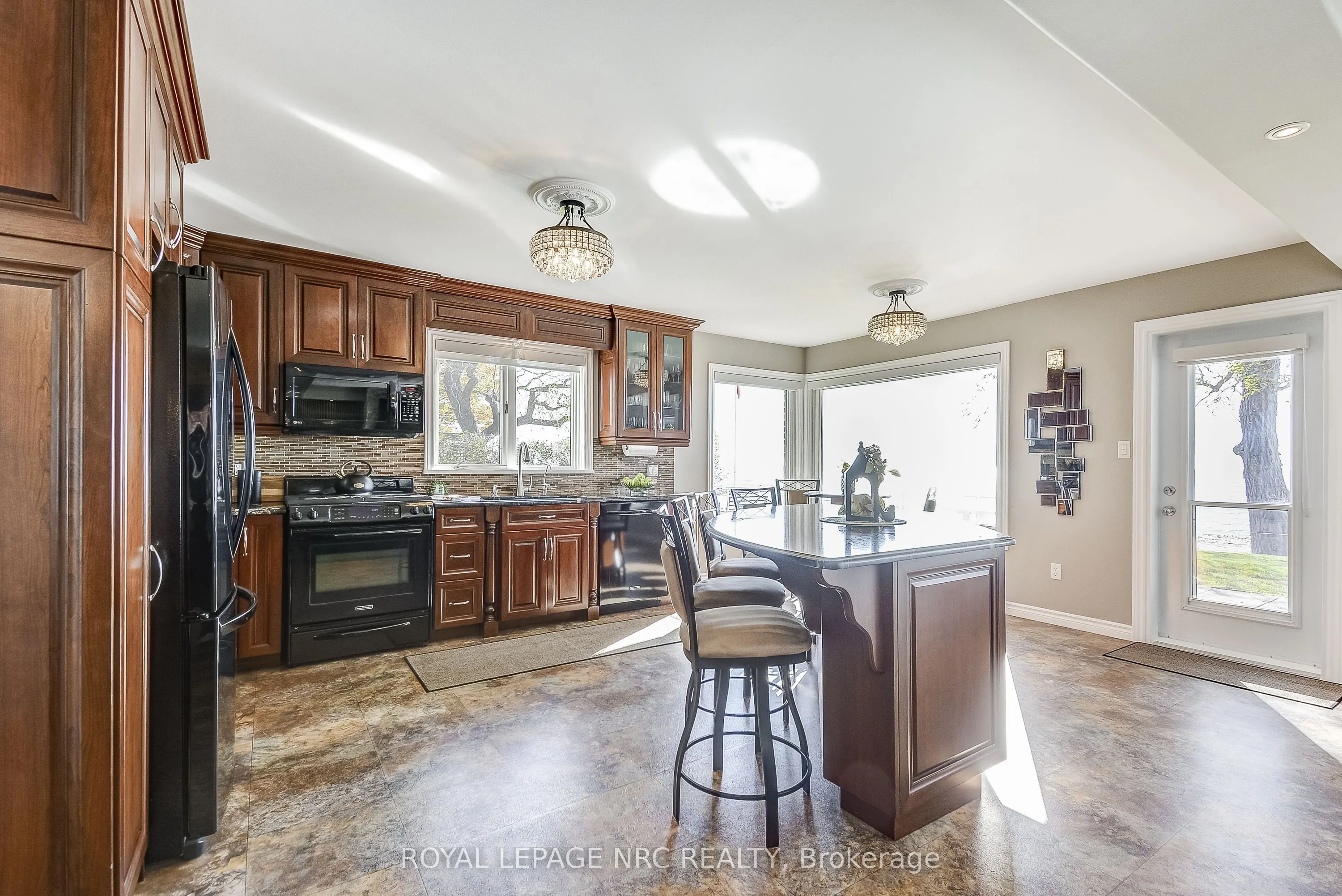 10781 Lakeshore Road W