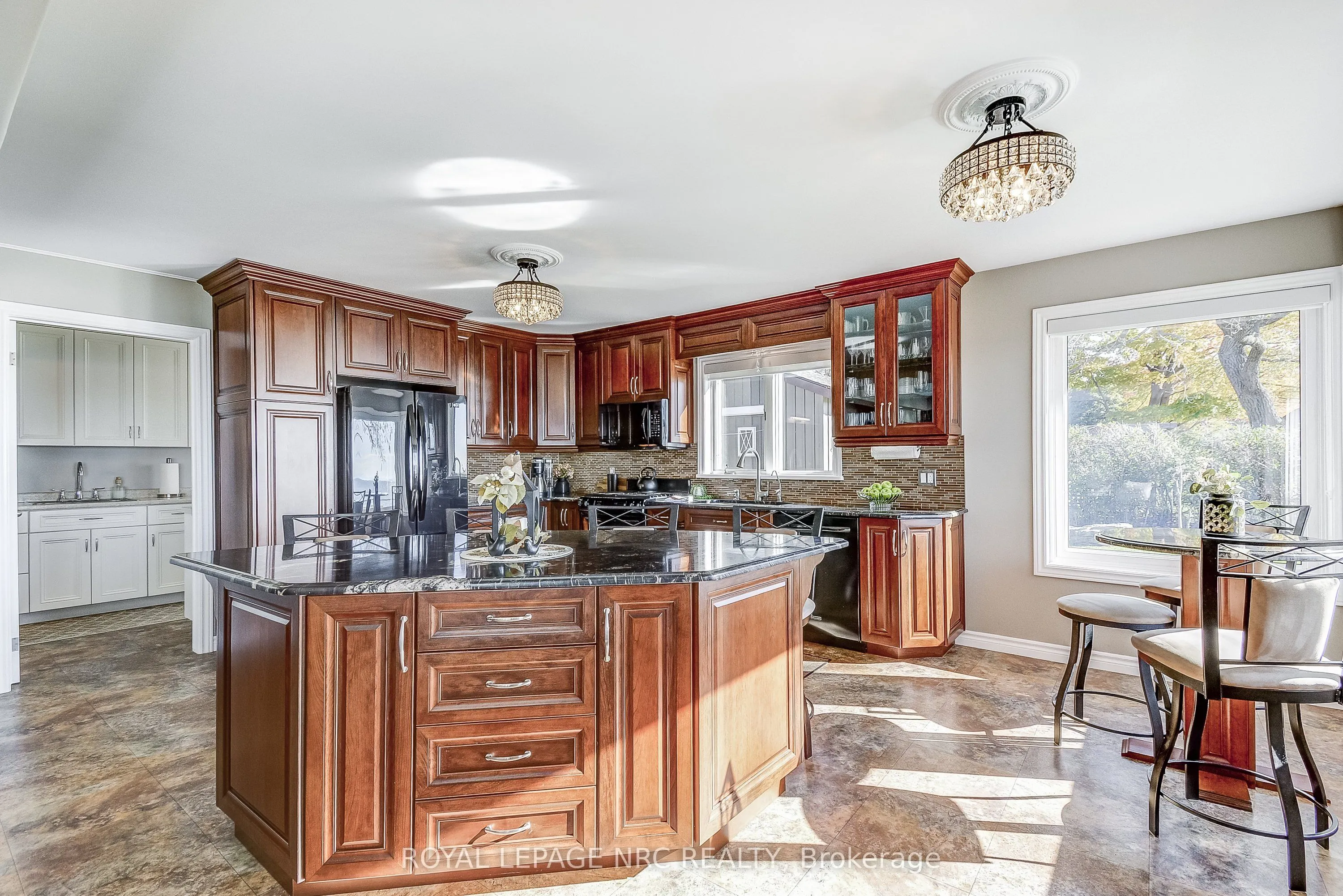 10781 Lakeshore Road W