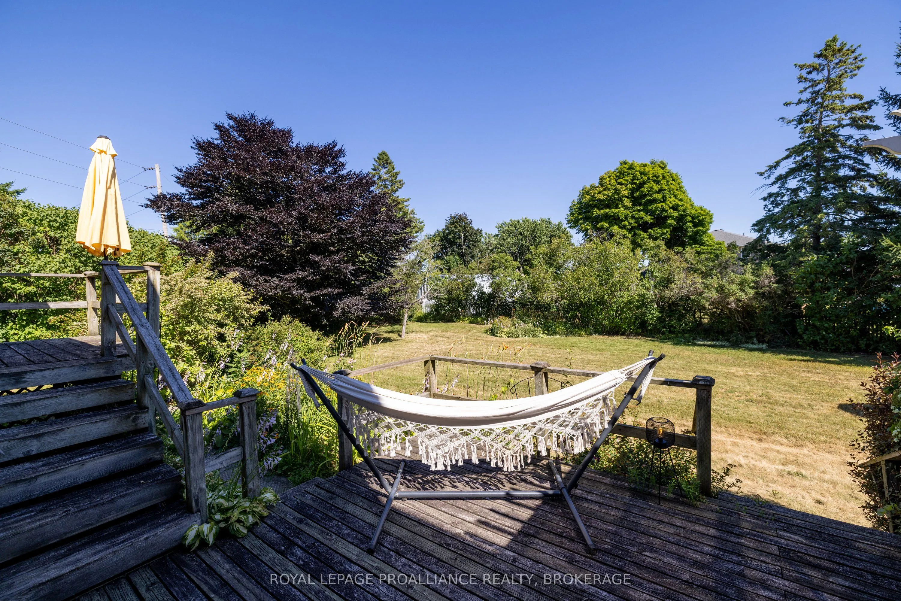 35 Manitou Crescent E