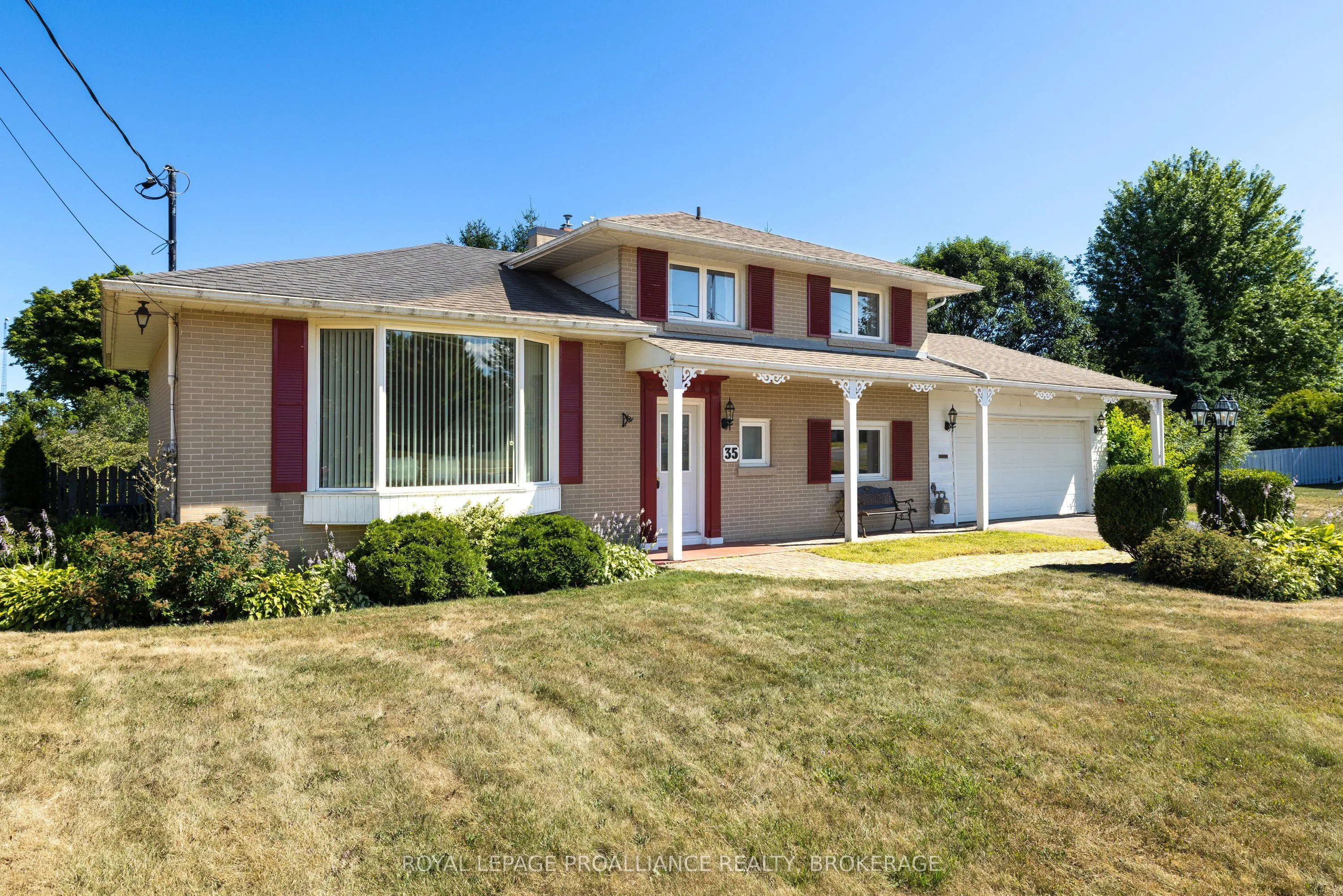 35 Manitou Crescent E