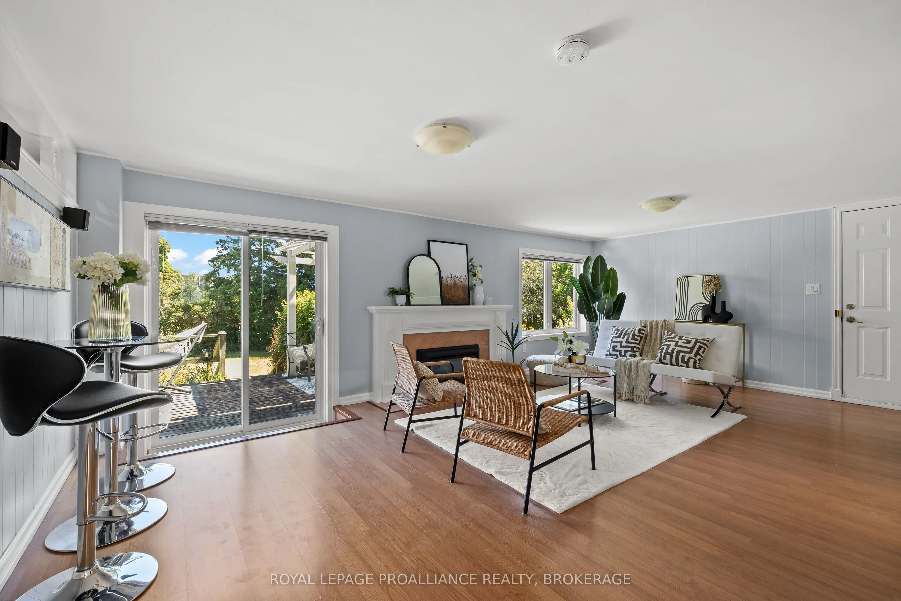 35 Manitou Crescent E