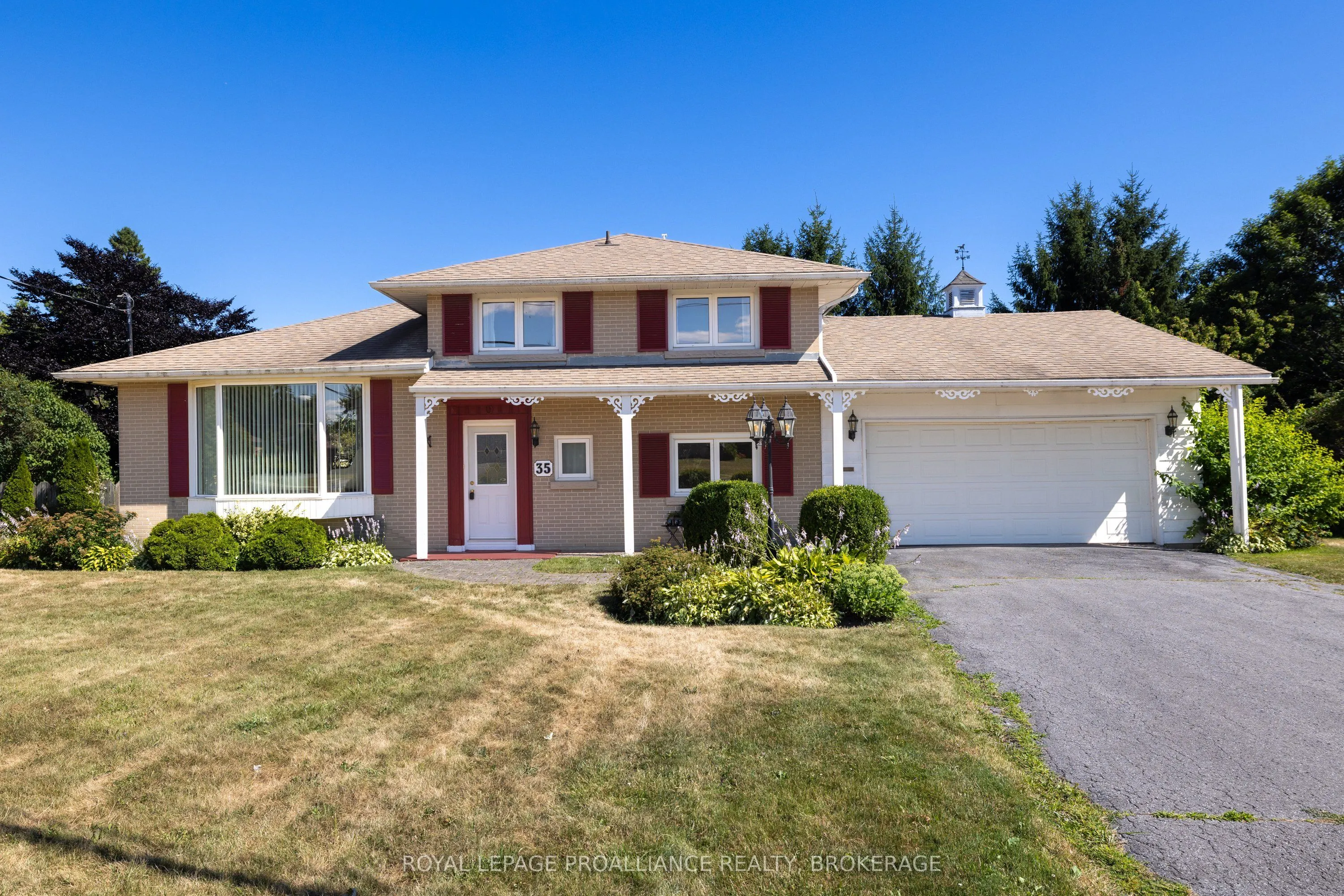 35 Manitou Crescent E