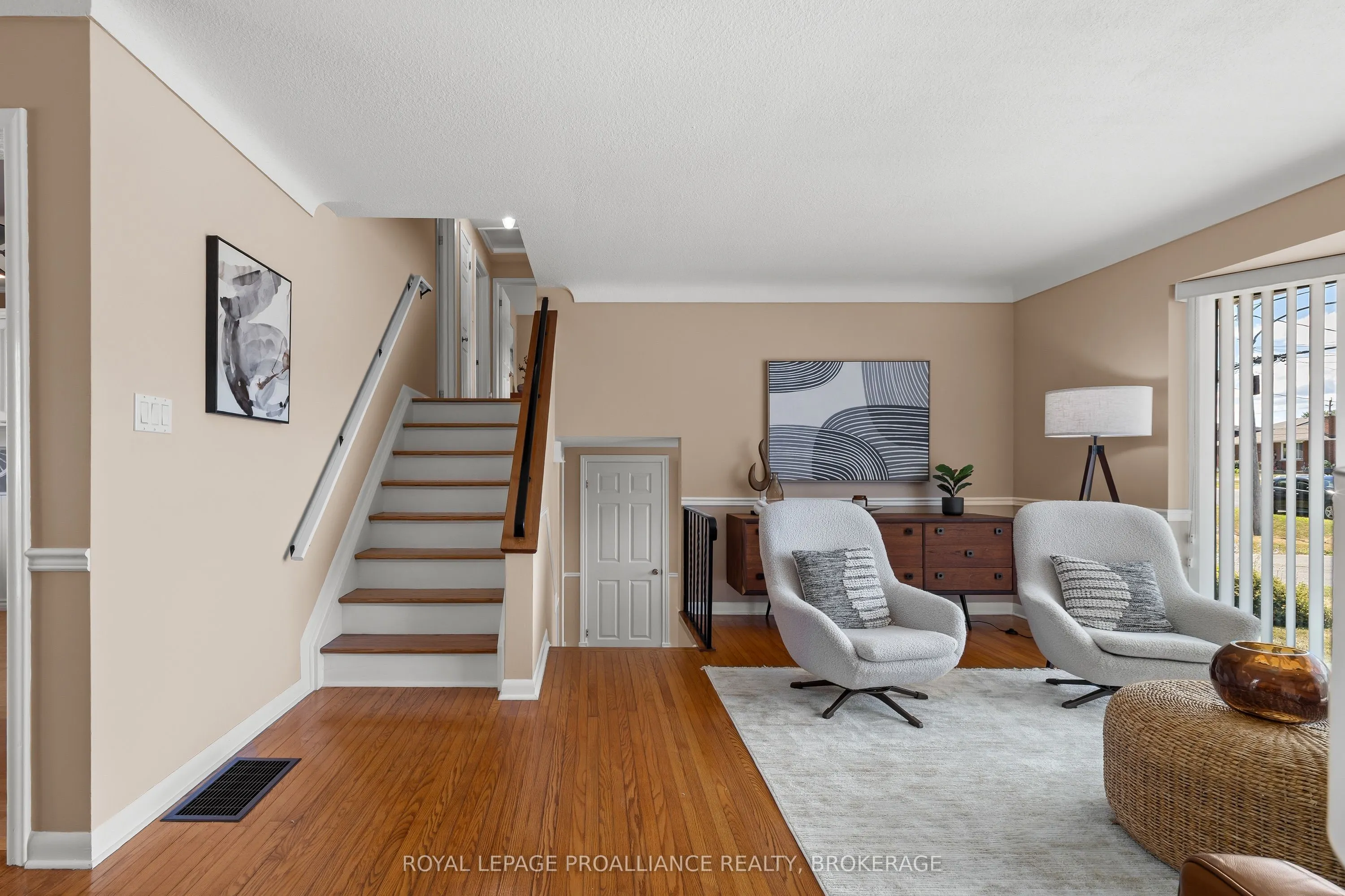 35 Manitou Crescent E