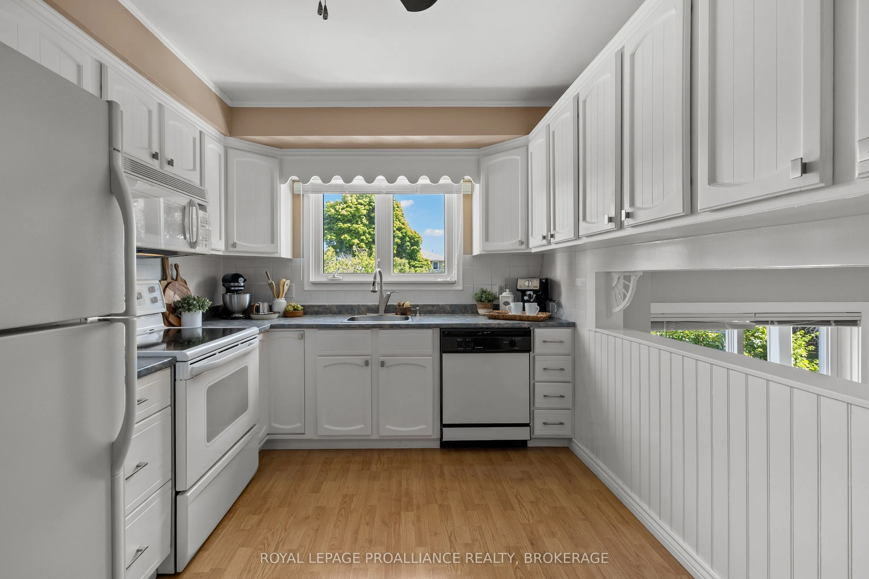 35 Manitou Crescent E