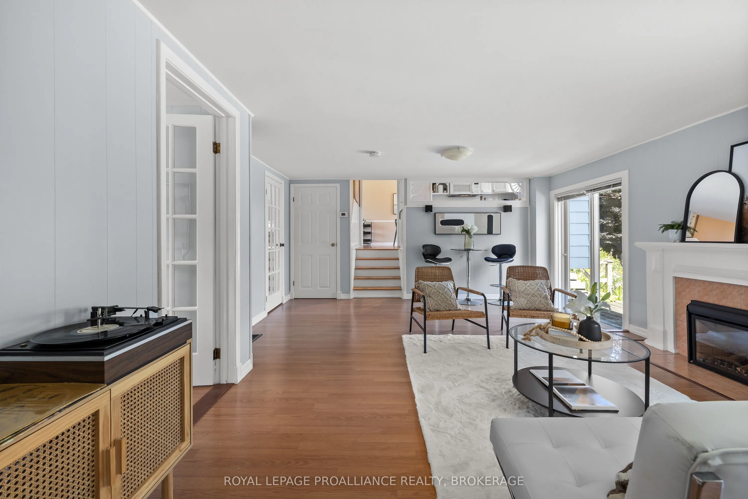 35 Manitou Crescent E