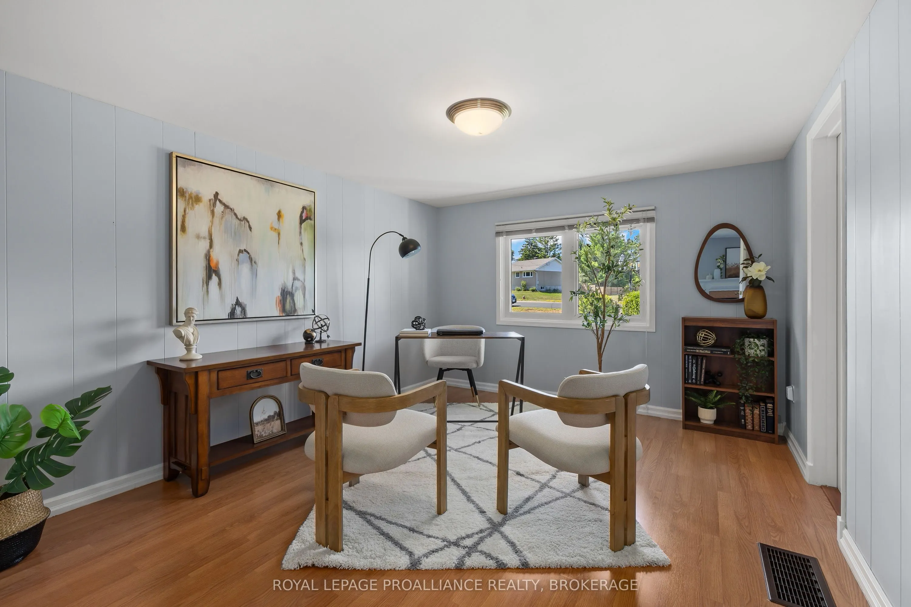 35 Manitou Crescent E