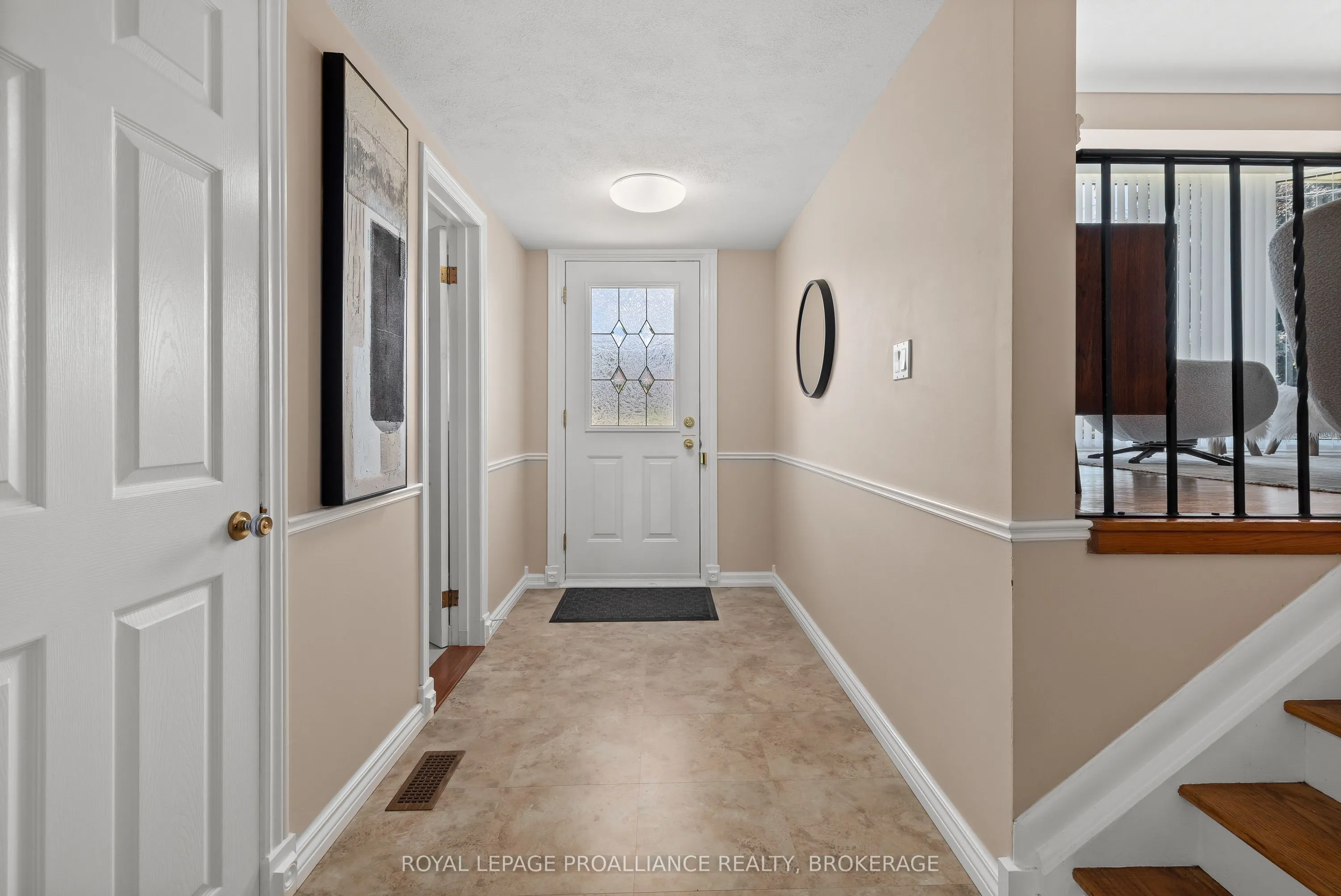 35 Manitou Crescent E