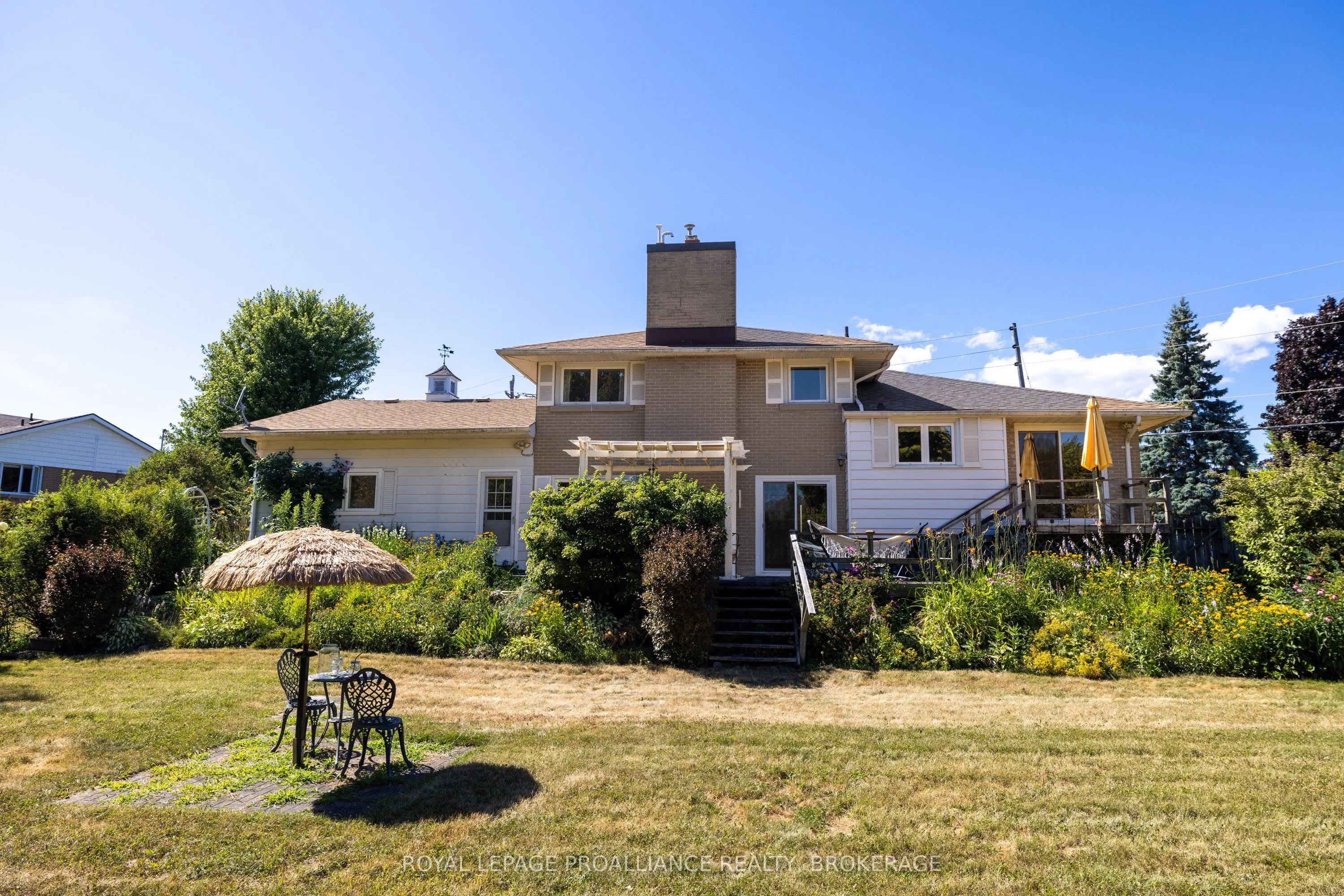 35 Manitou Crescent E