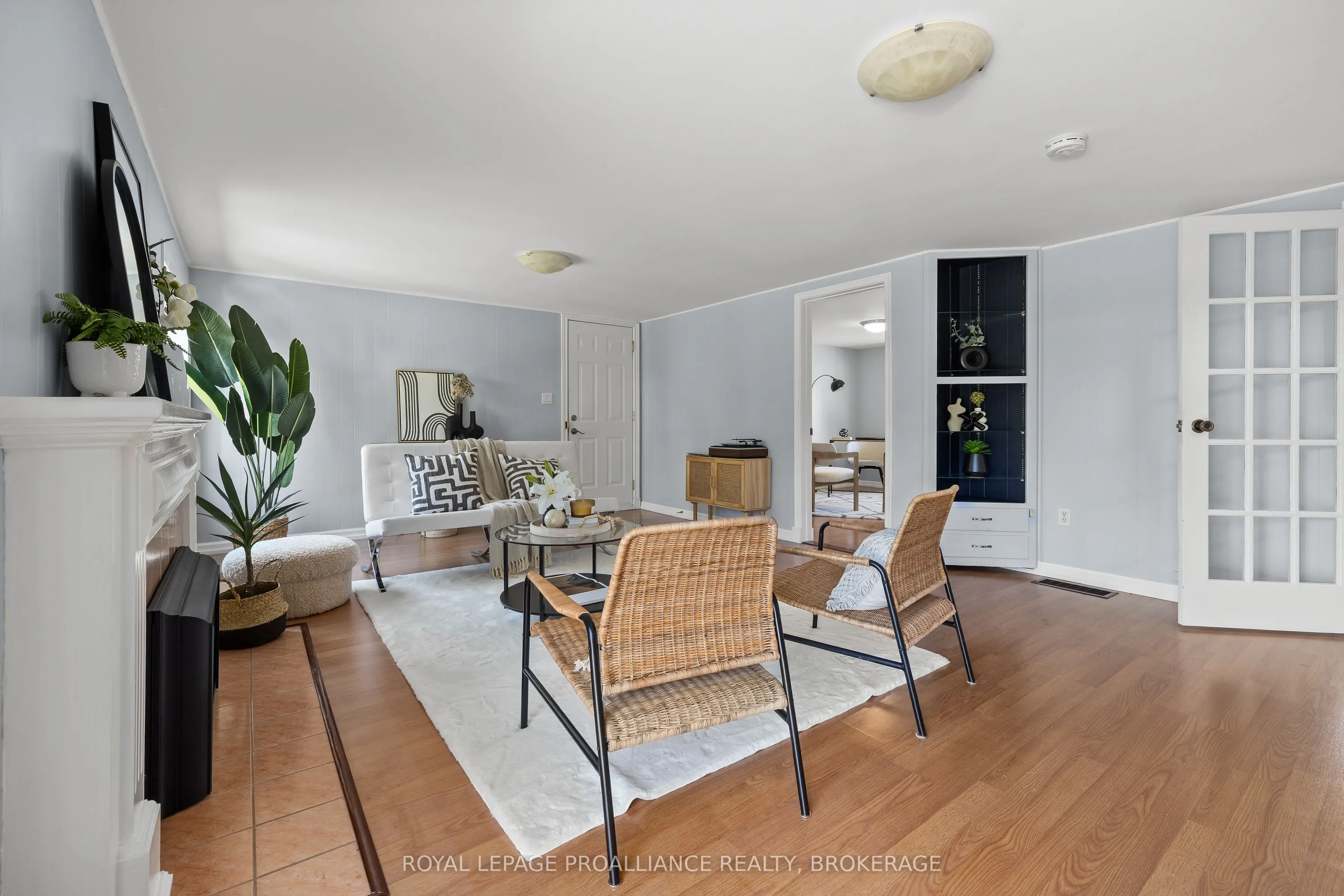 35 Manitou Crescent E