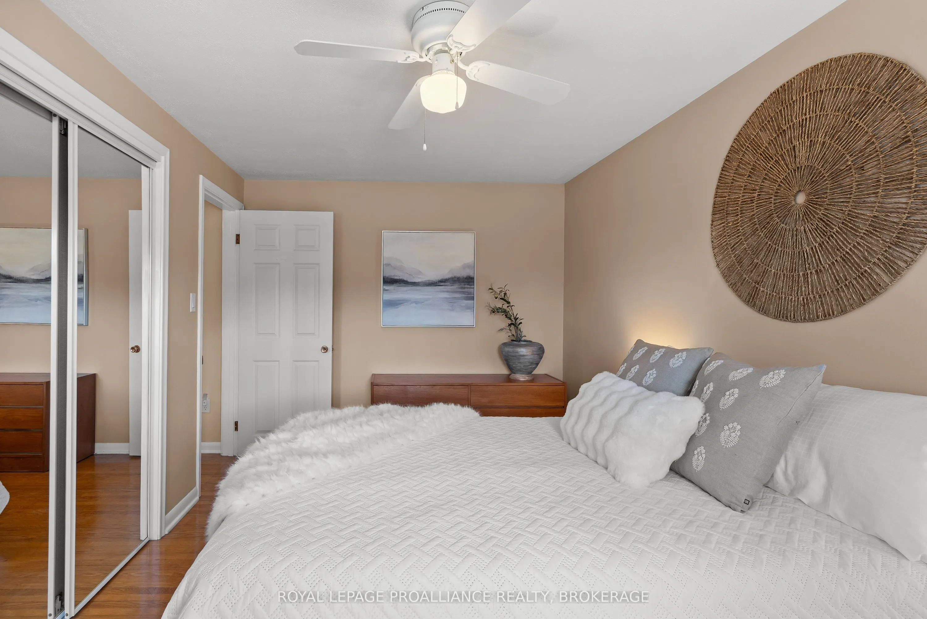 35 Manitou Crescent E