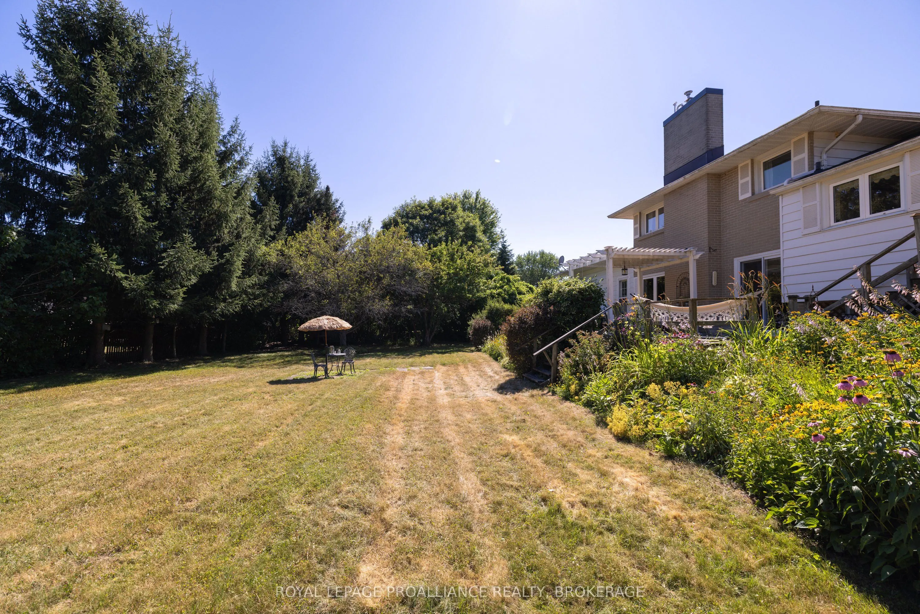 35 Manitou Crescent E