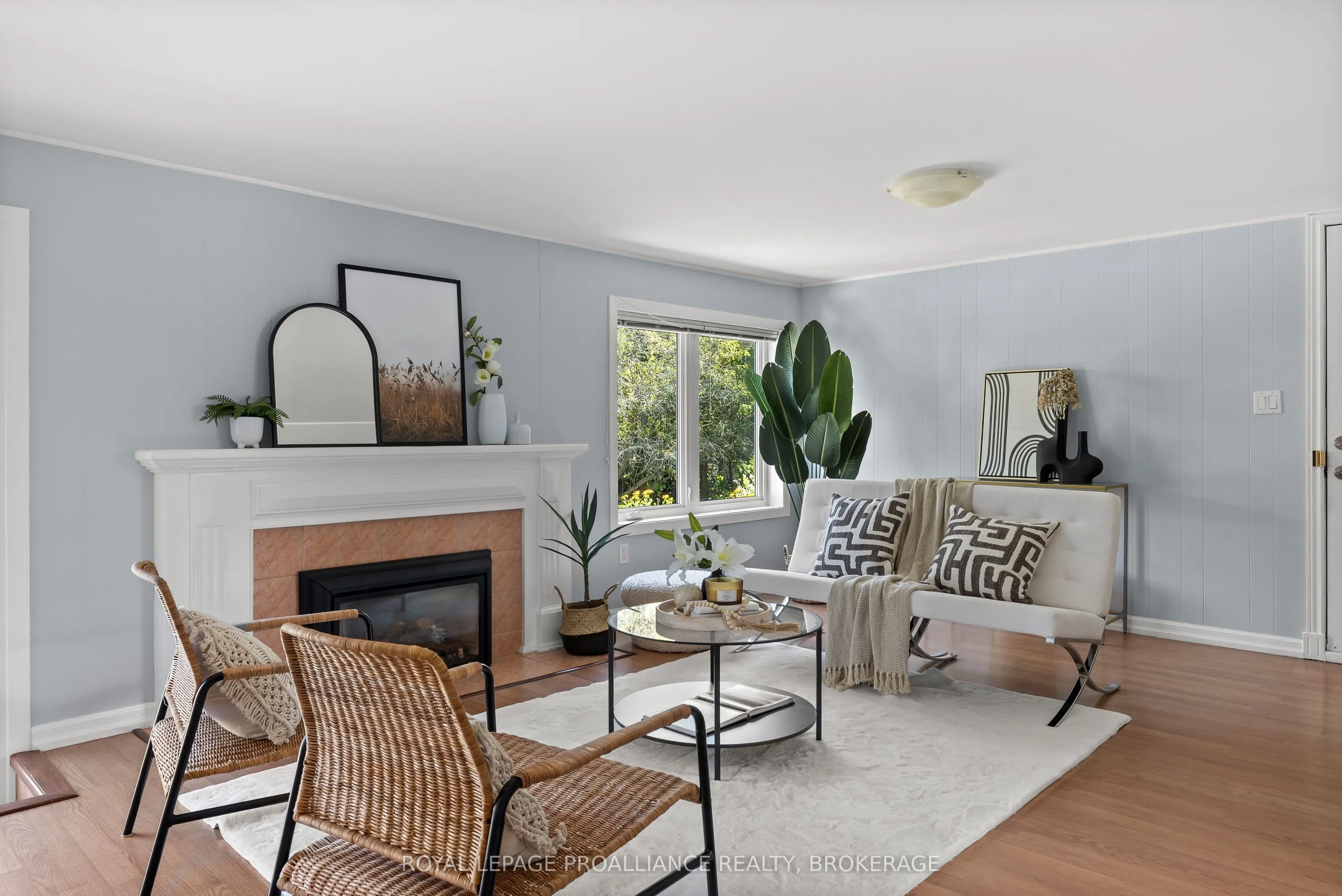 35 Manitou Crescent E