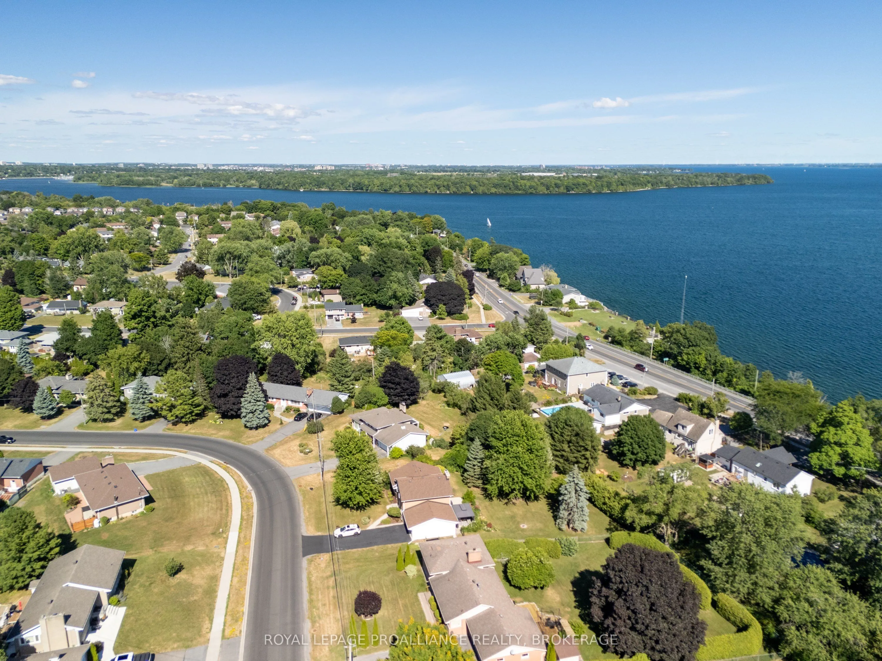 35 Manitou Crescent E