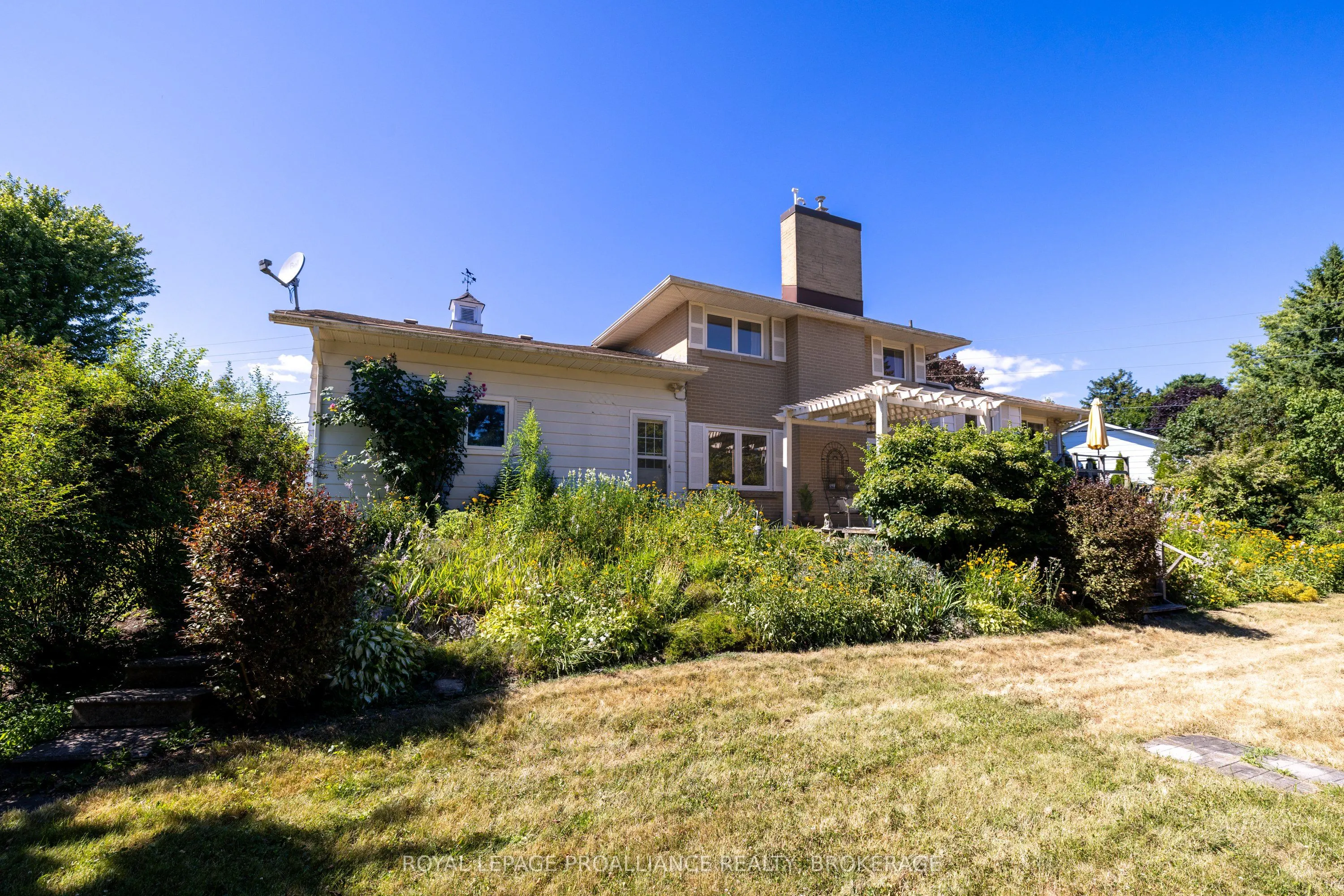 35 Manitou Crescent E