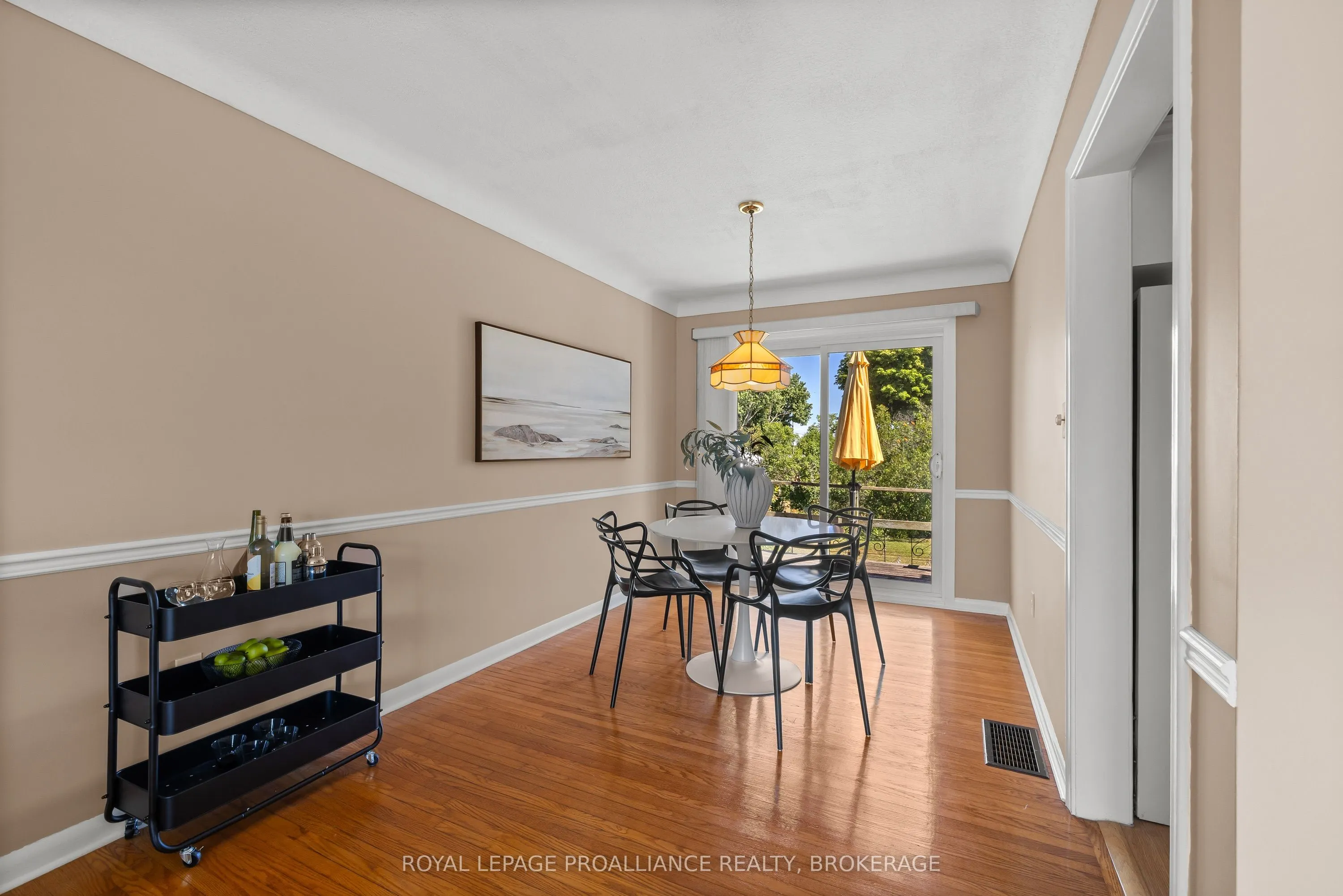 35 Manitou Crescent E