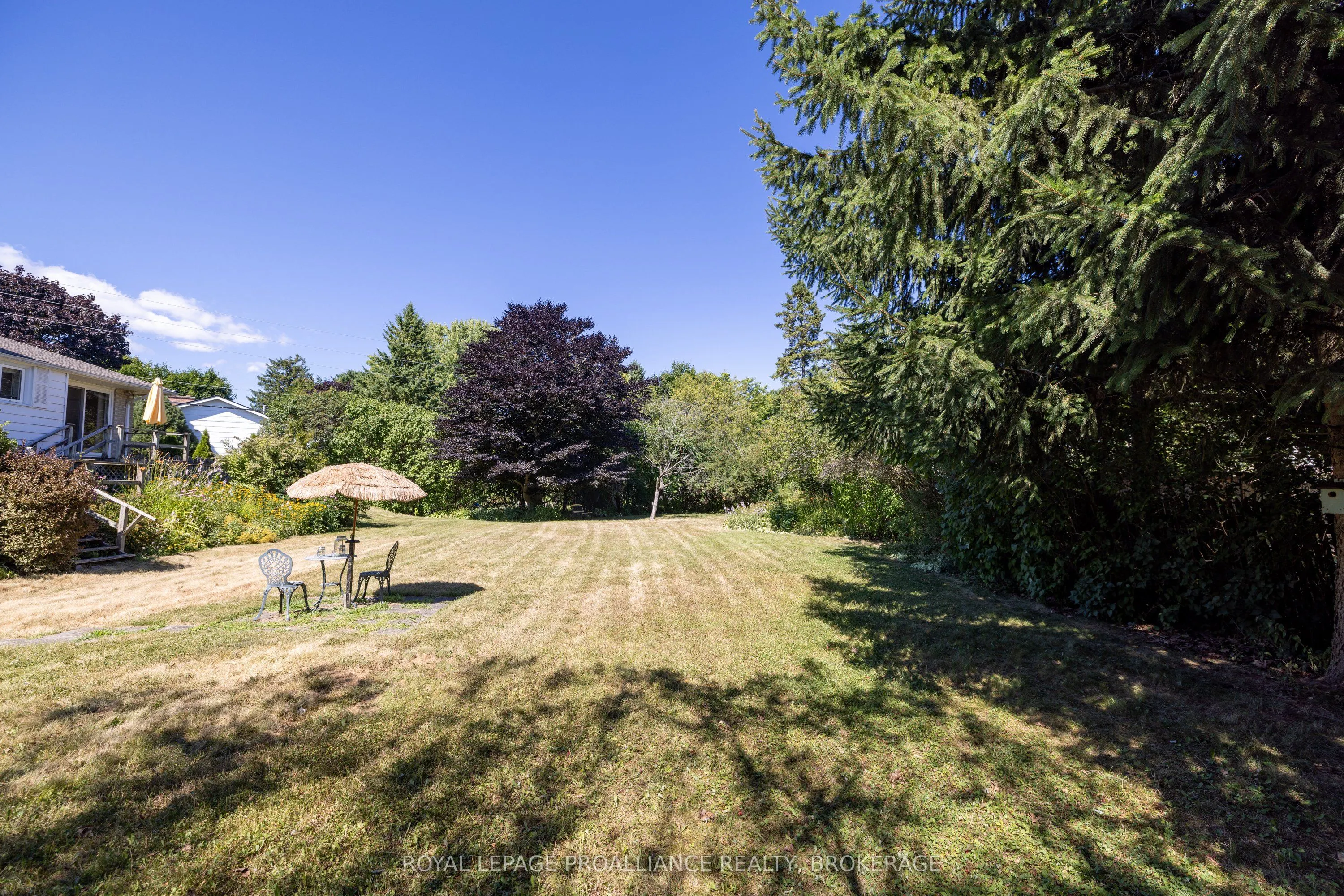 35 Manitou Crescent E