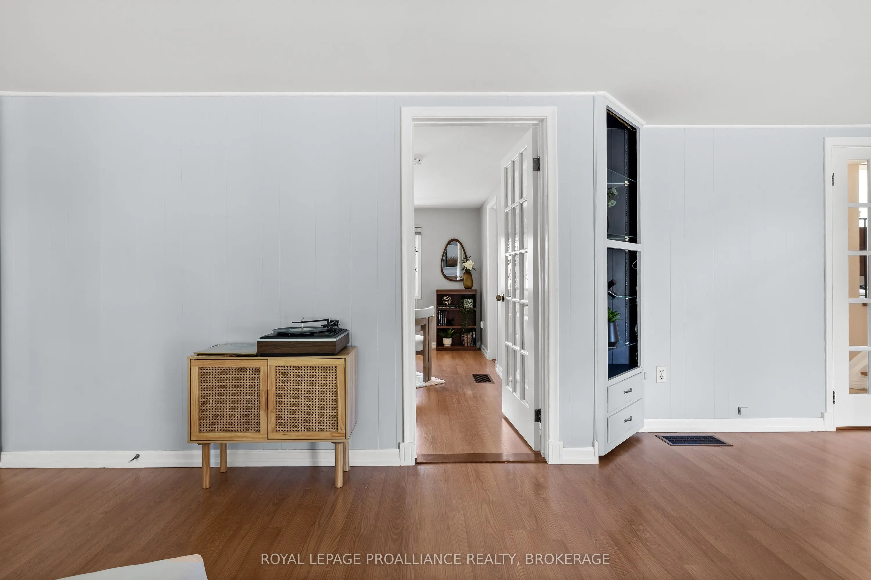 35 Manitou Crescent E