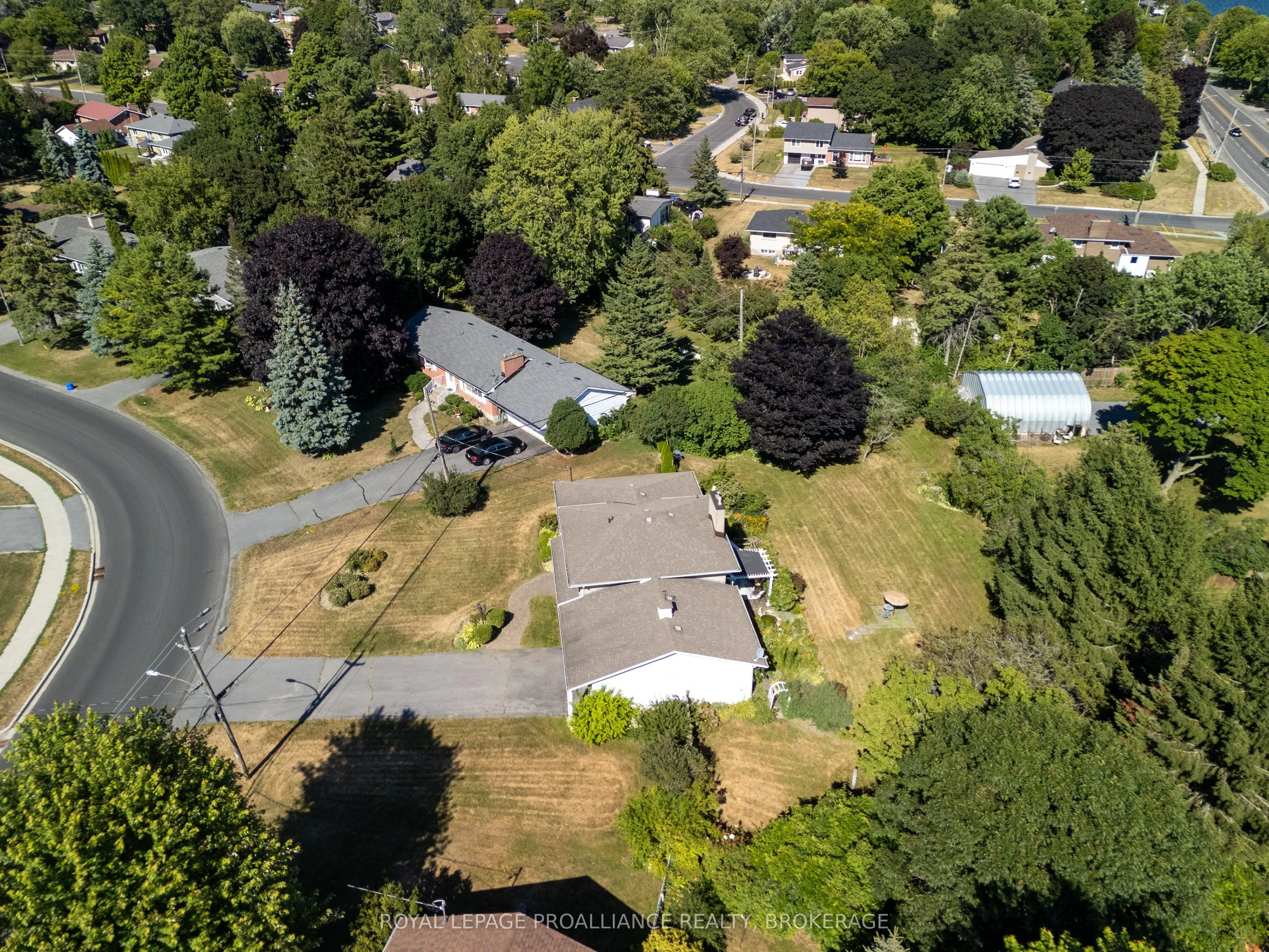 35 Manitou Crescent E