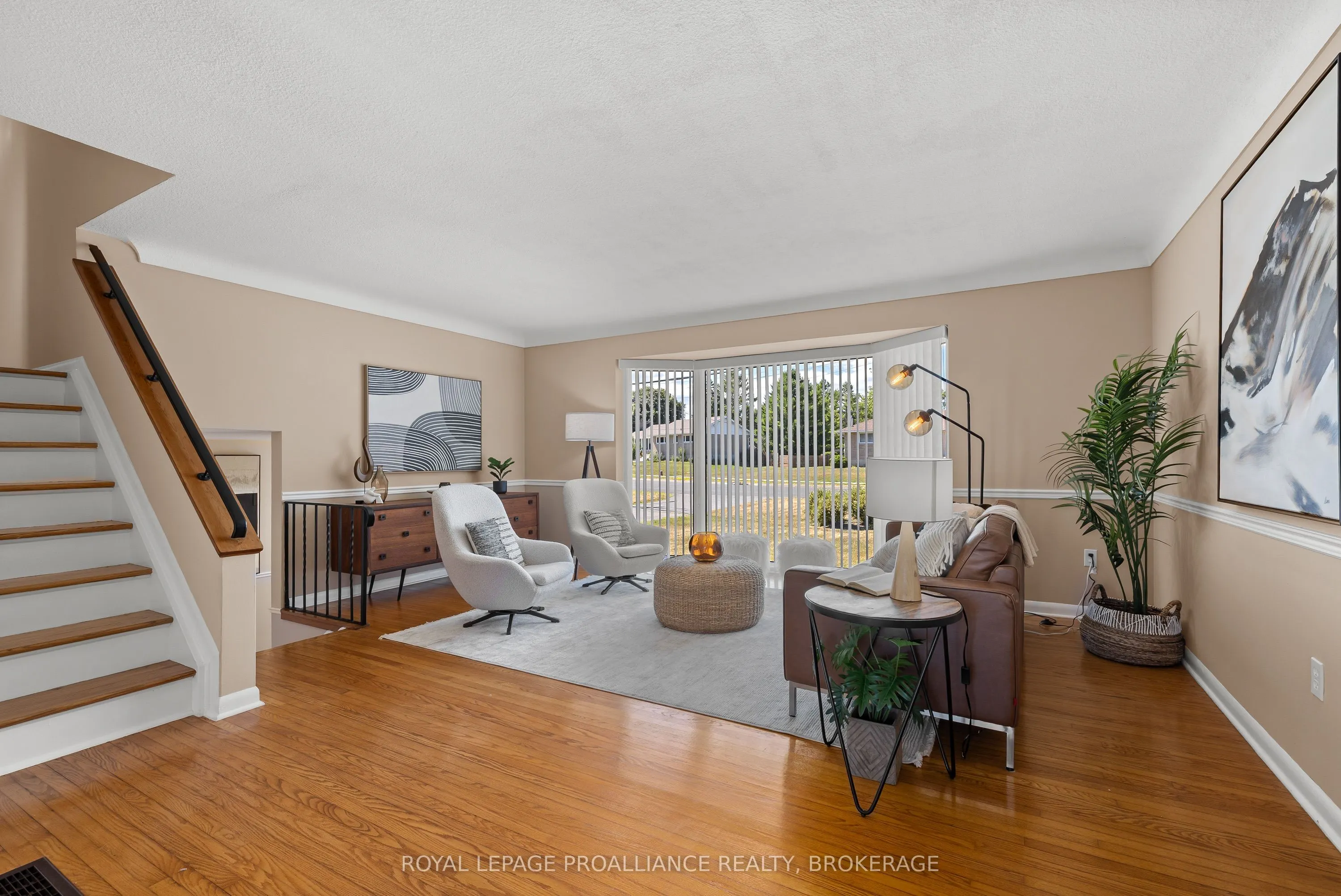 35 Manitou Crescent E