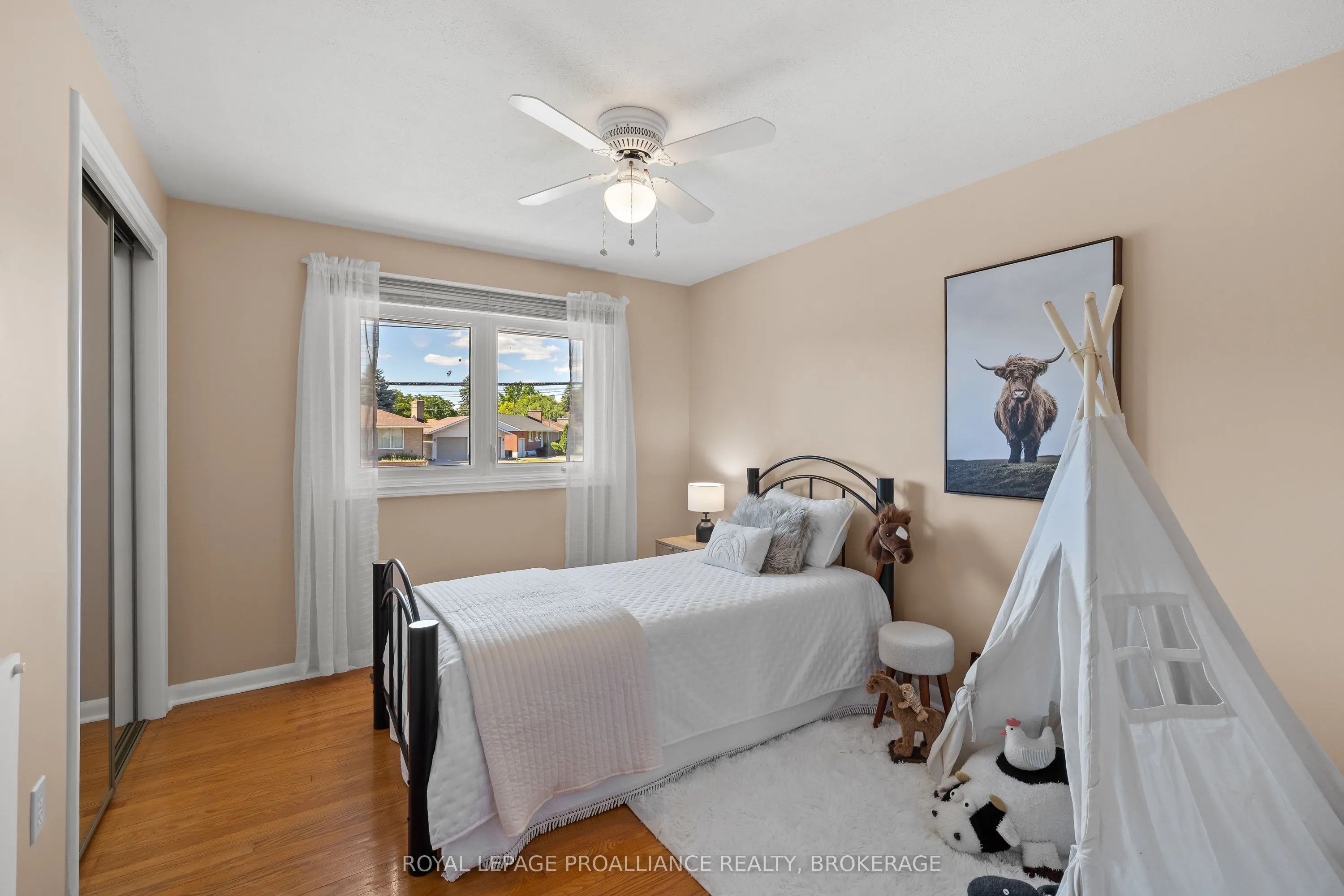 35 Manitou Crescent E