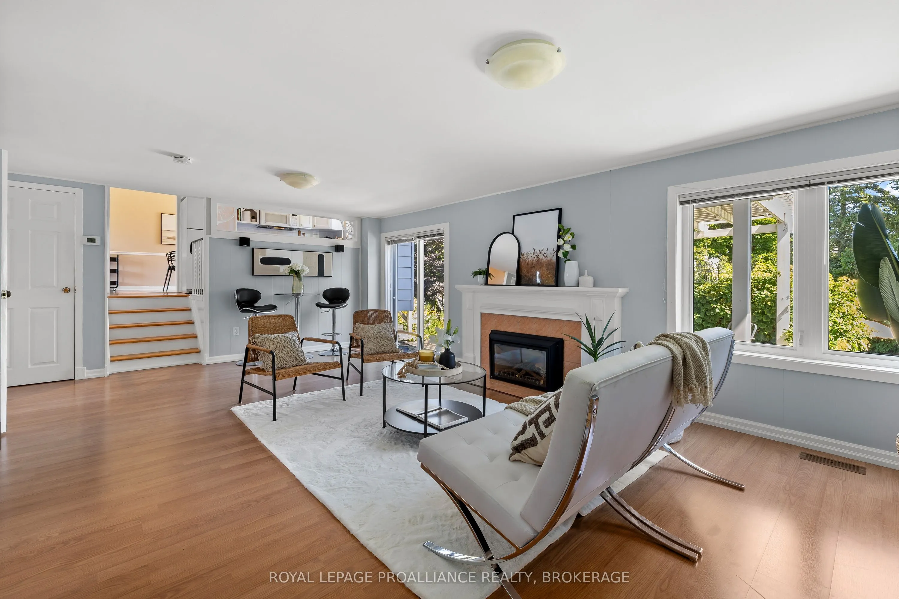 35 Manitou Crescent E