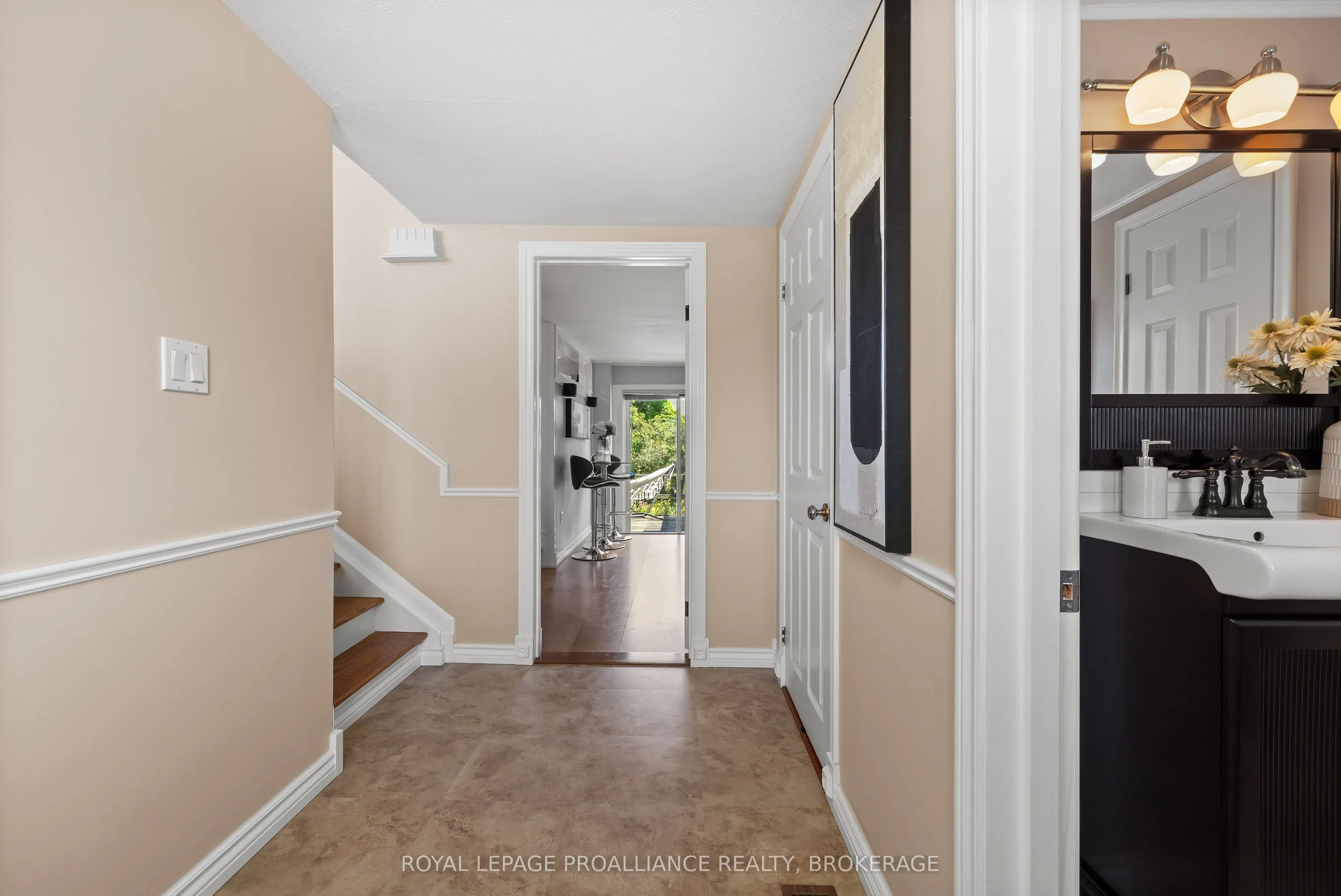 35 Manitou Crescent E