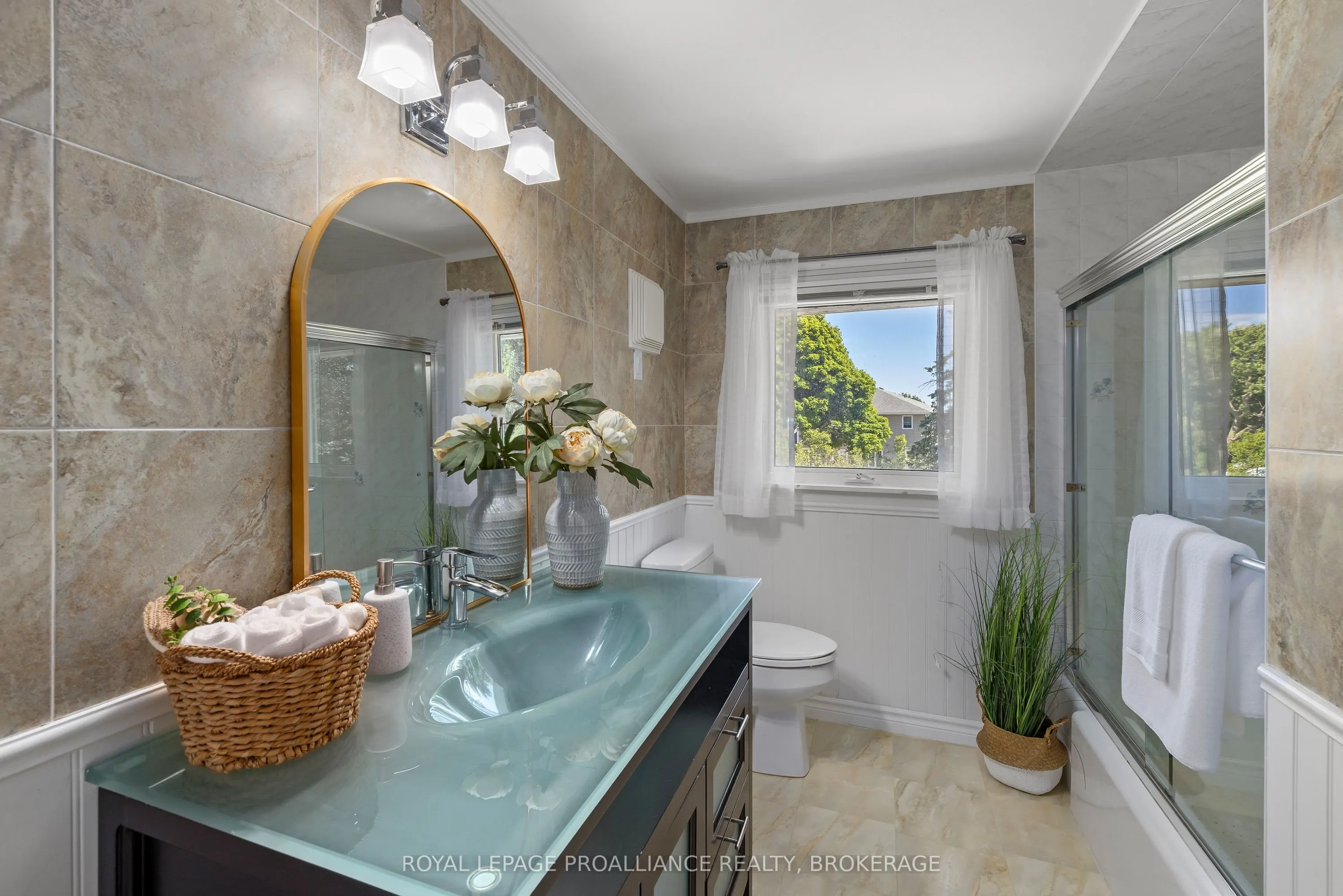 35 Manitou Crescent E