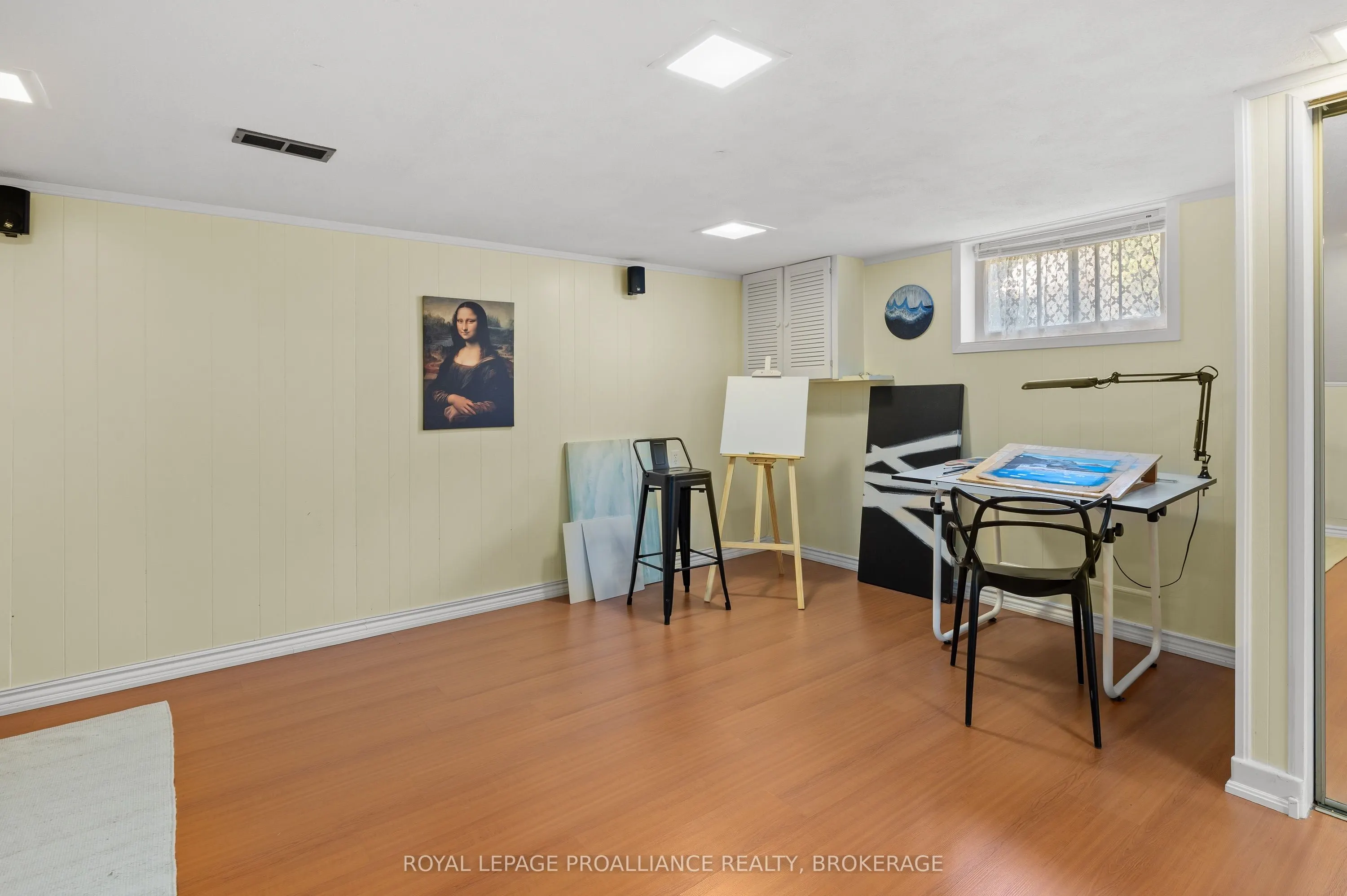 35 Manitou Crescent E