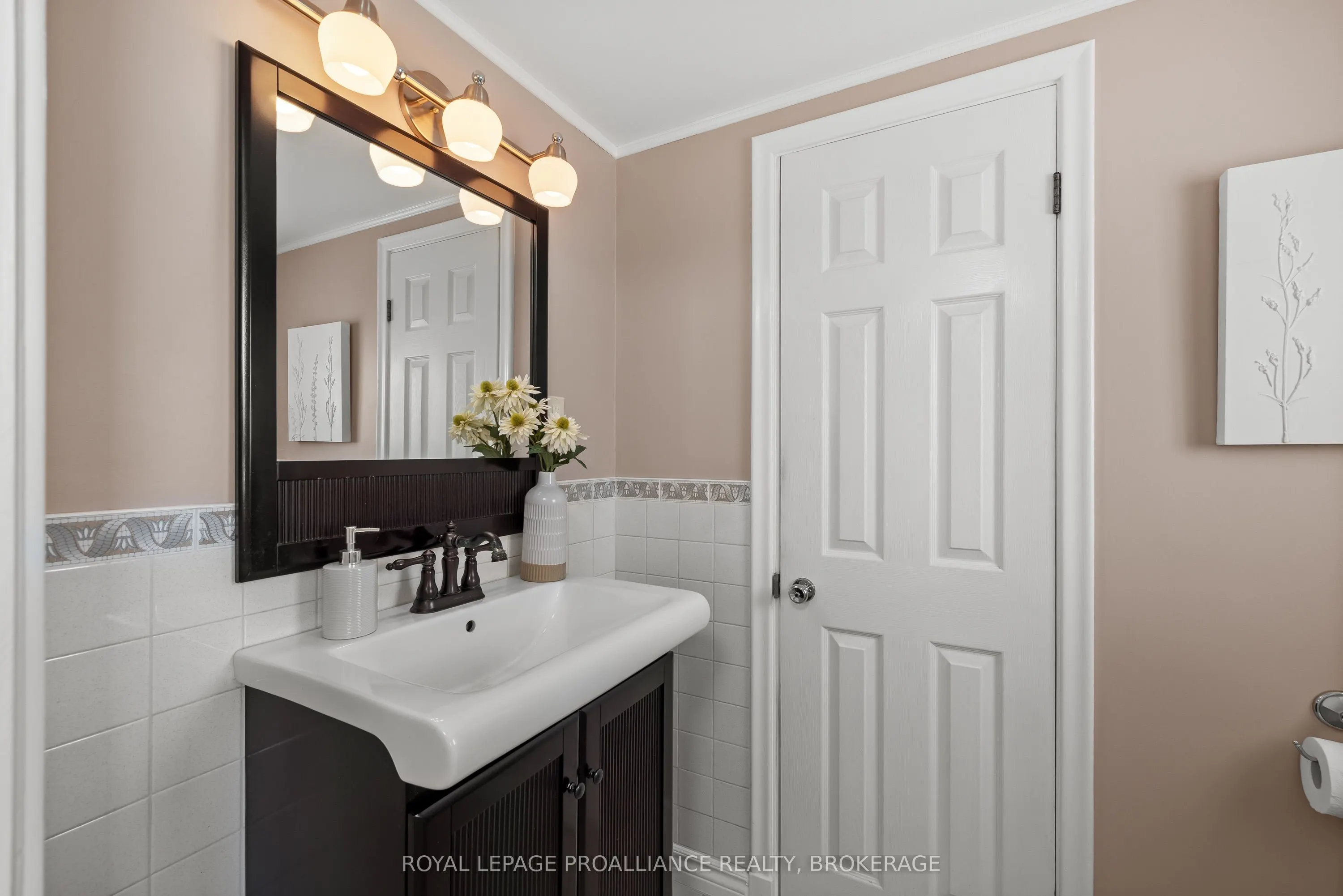 35 Manitou Crescent E